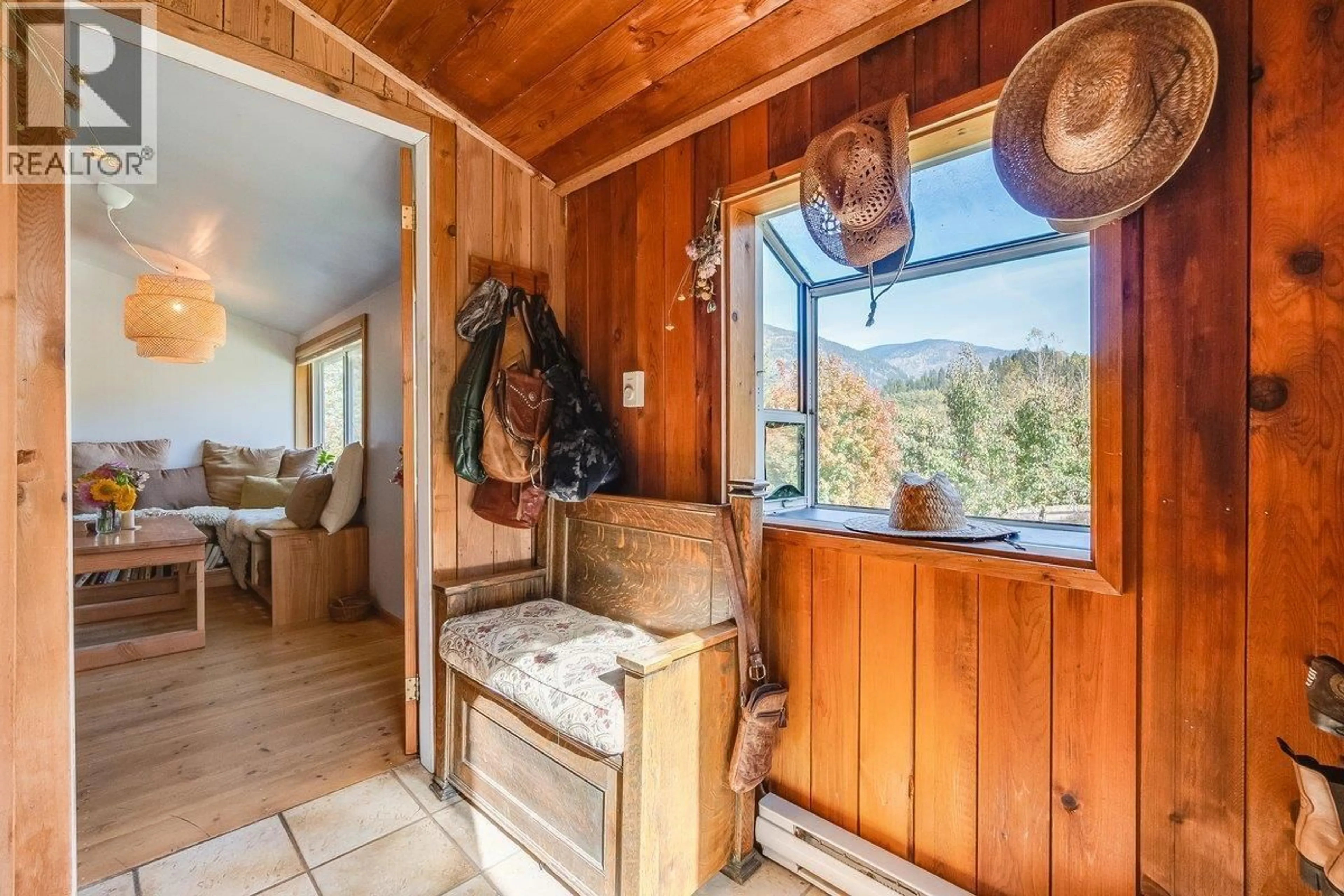 Indoor entryway for 3051 FOFONOW ROAD, Nelson British Columbia V1L6Y5