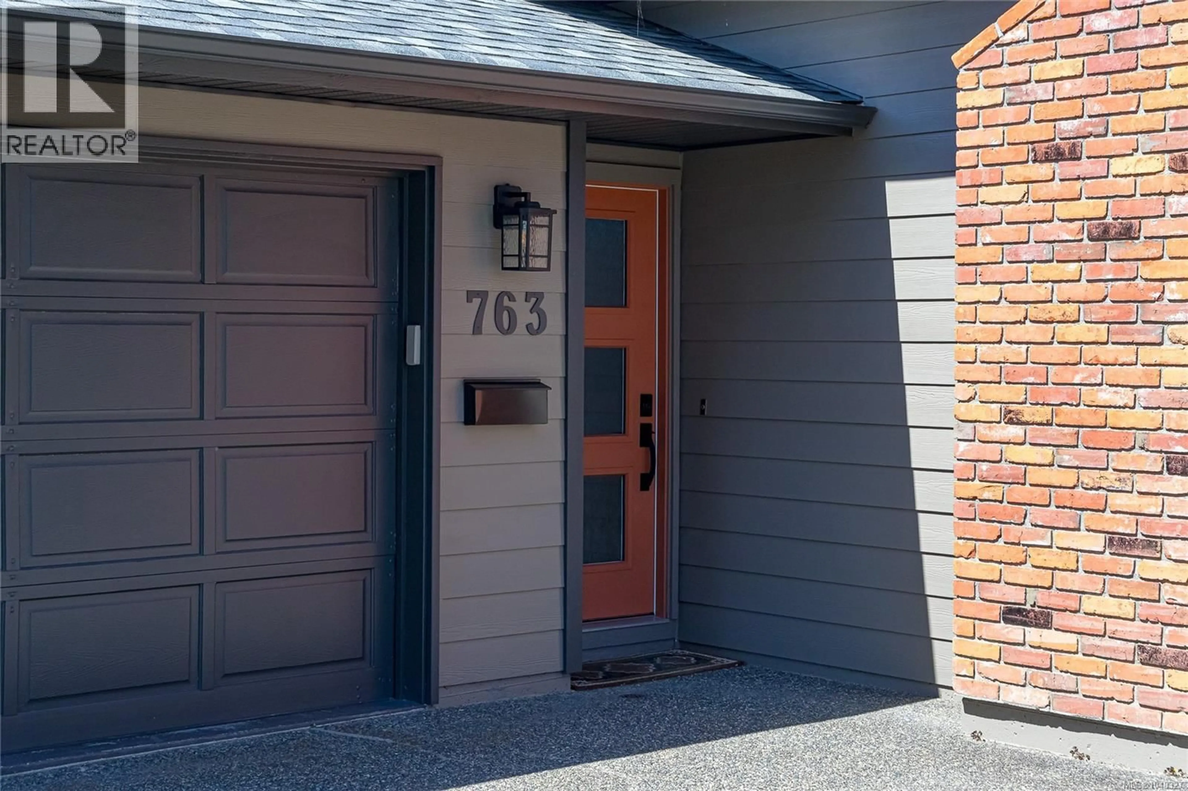 Indoor entryway for 763 VIADUCT AVENUE EAST, Saanich British Columbia V8Z6N3