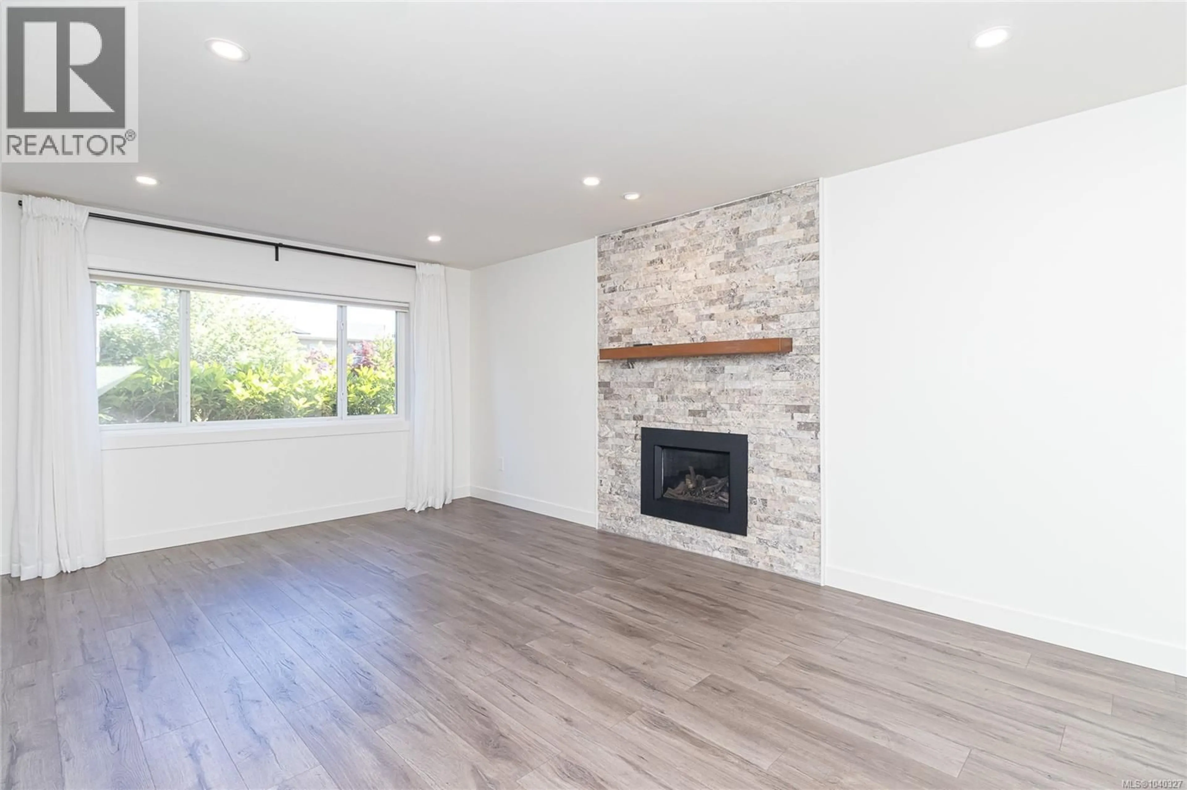 Living room with furniture, wood/laminate floor for 763 VIADUCT AVENUE EAST, Saanich British Columbia V8Z6N3