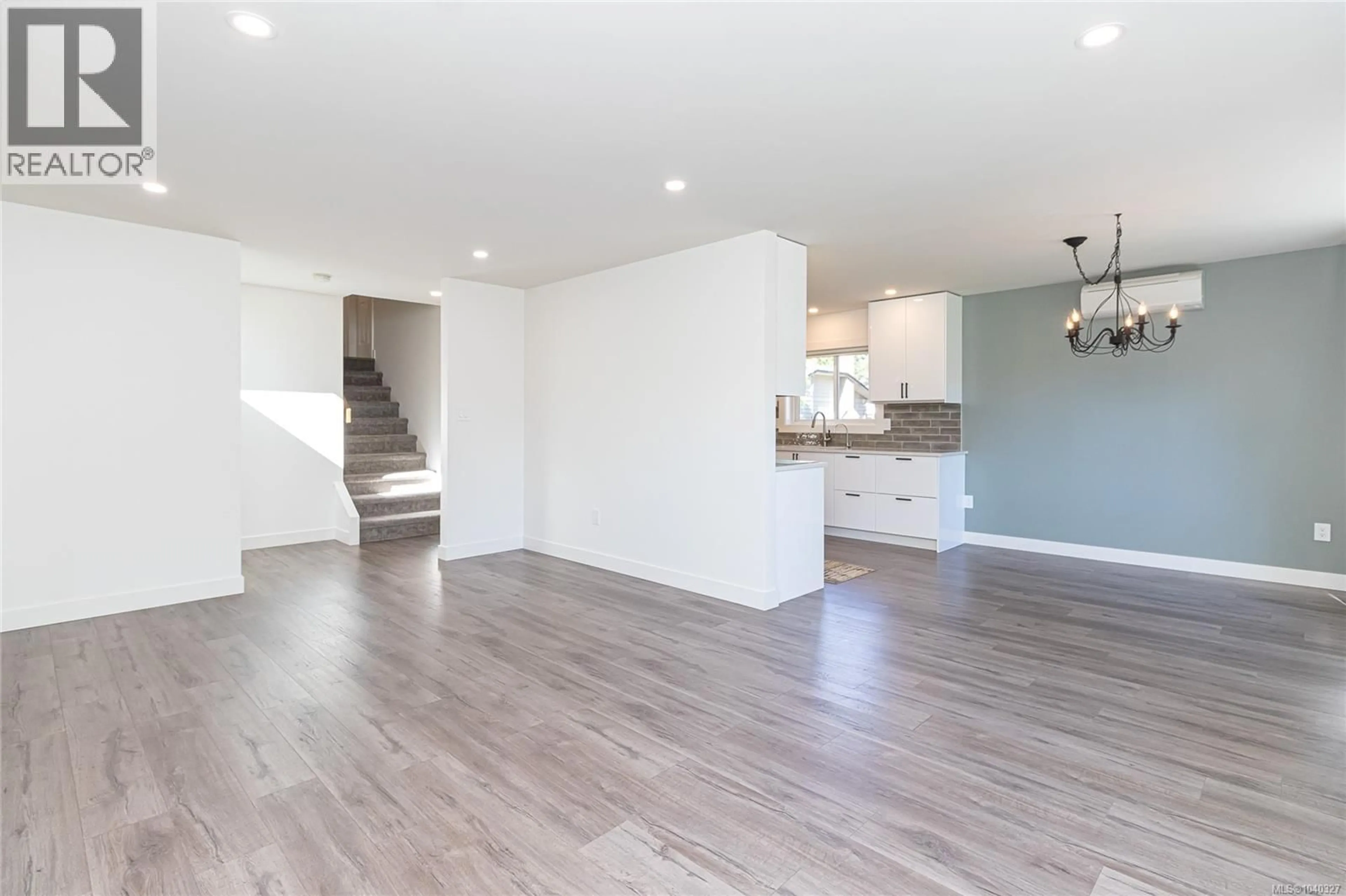 Open concept kitchen, wood/laminate floor for 763 VIADUCT AVENUE EAST, Saanich British Columbia V8Z6N3