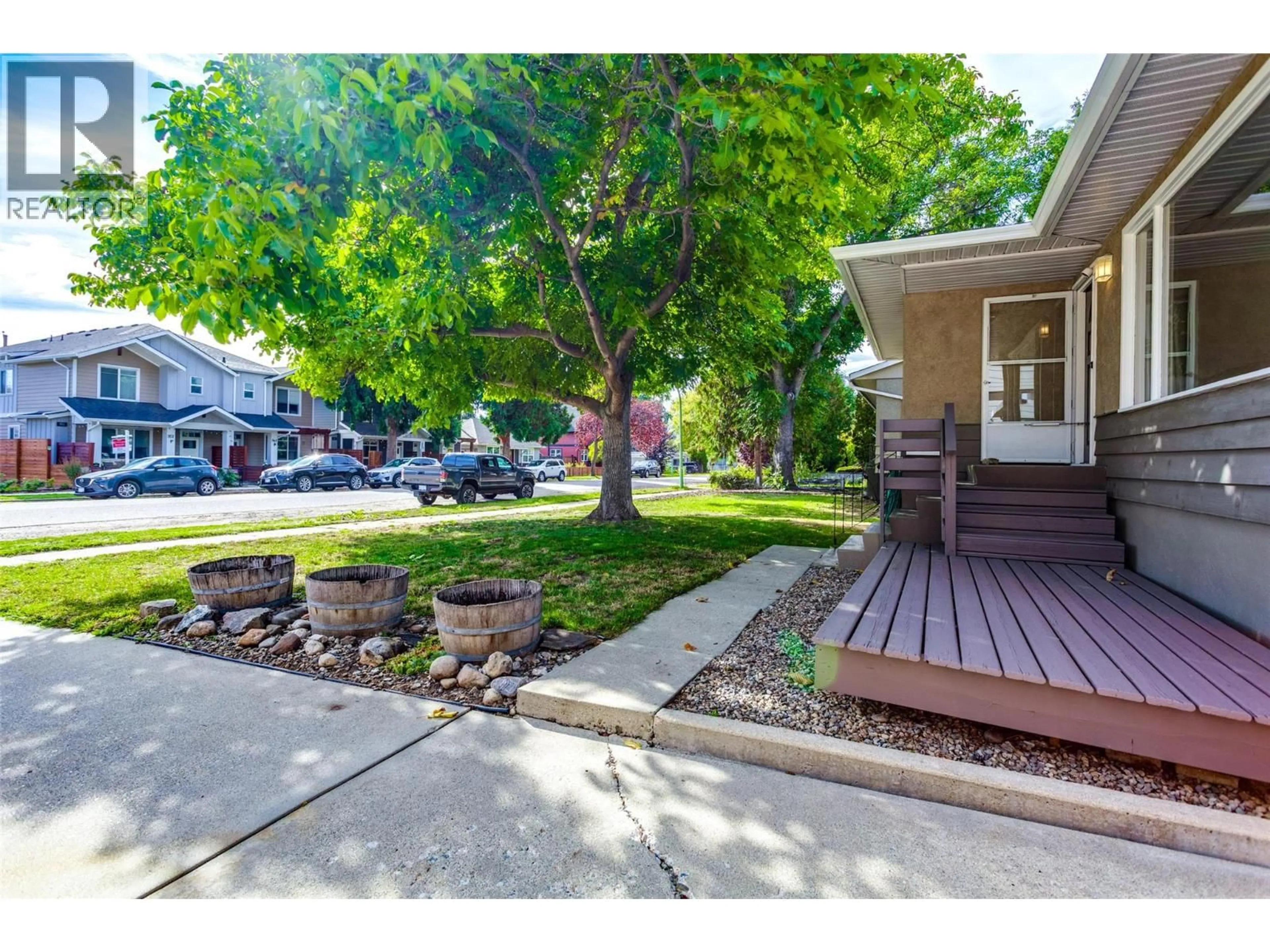 Patio, street for 950 & 952 STOCKWELL AVENUE, Kelowna British Columbia V1Y6W2