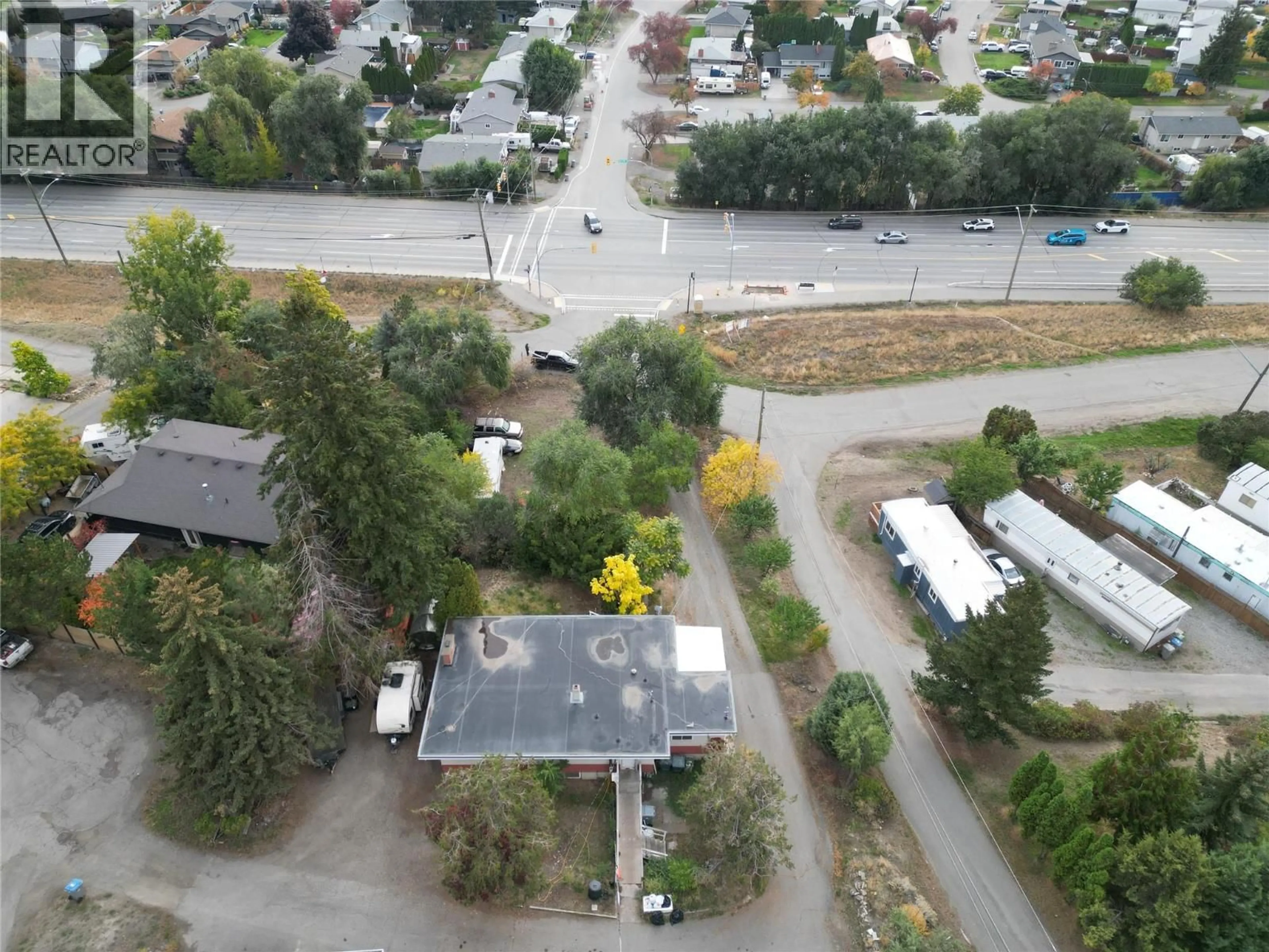 A pic from outside/outdoor area/front of a property/back of a property/a pic from drone, street for 845 ALVIEW CRESCENT, Kamloops British Columbia V2B6C5