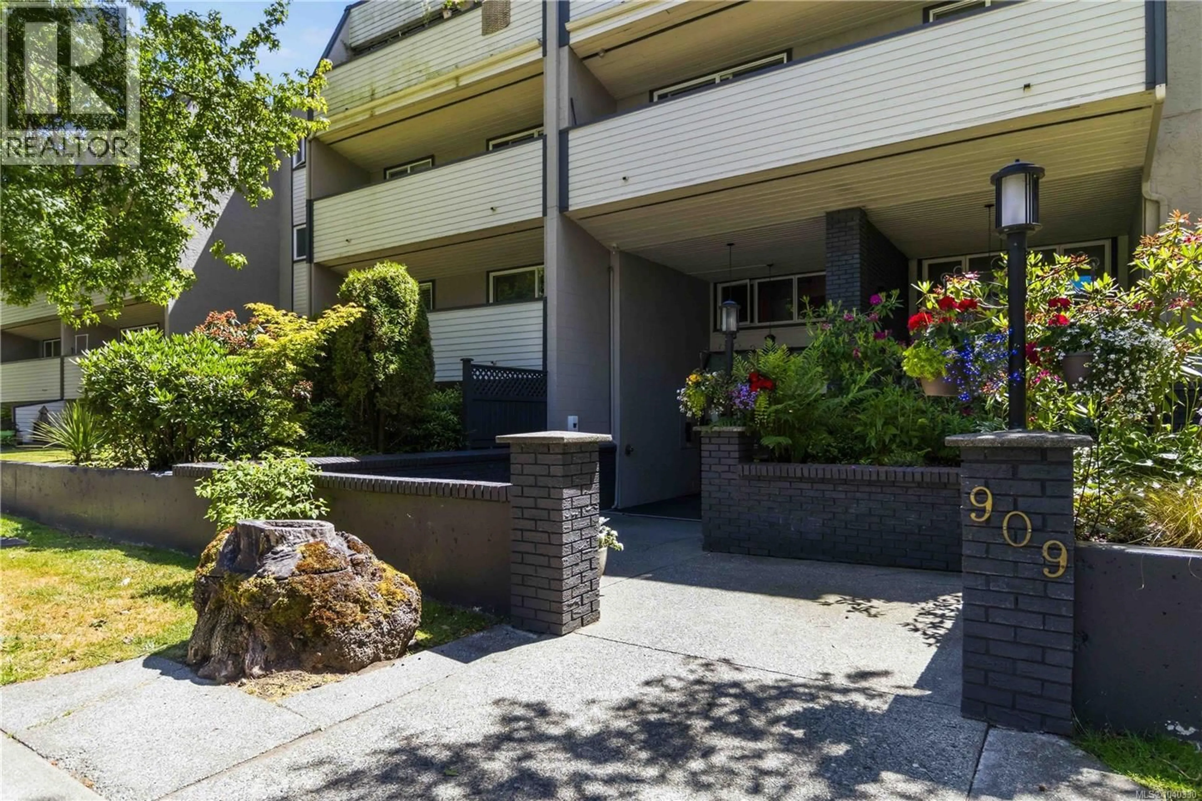 Patio, street for 111 - 909 PEMBROKE STREET, Victoria British Columbia V8T4Z5