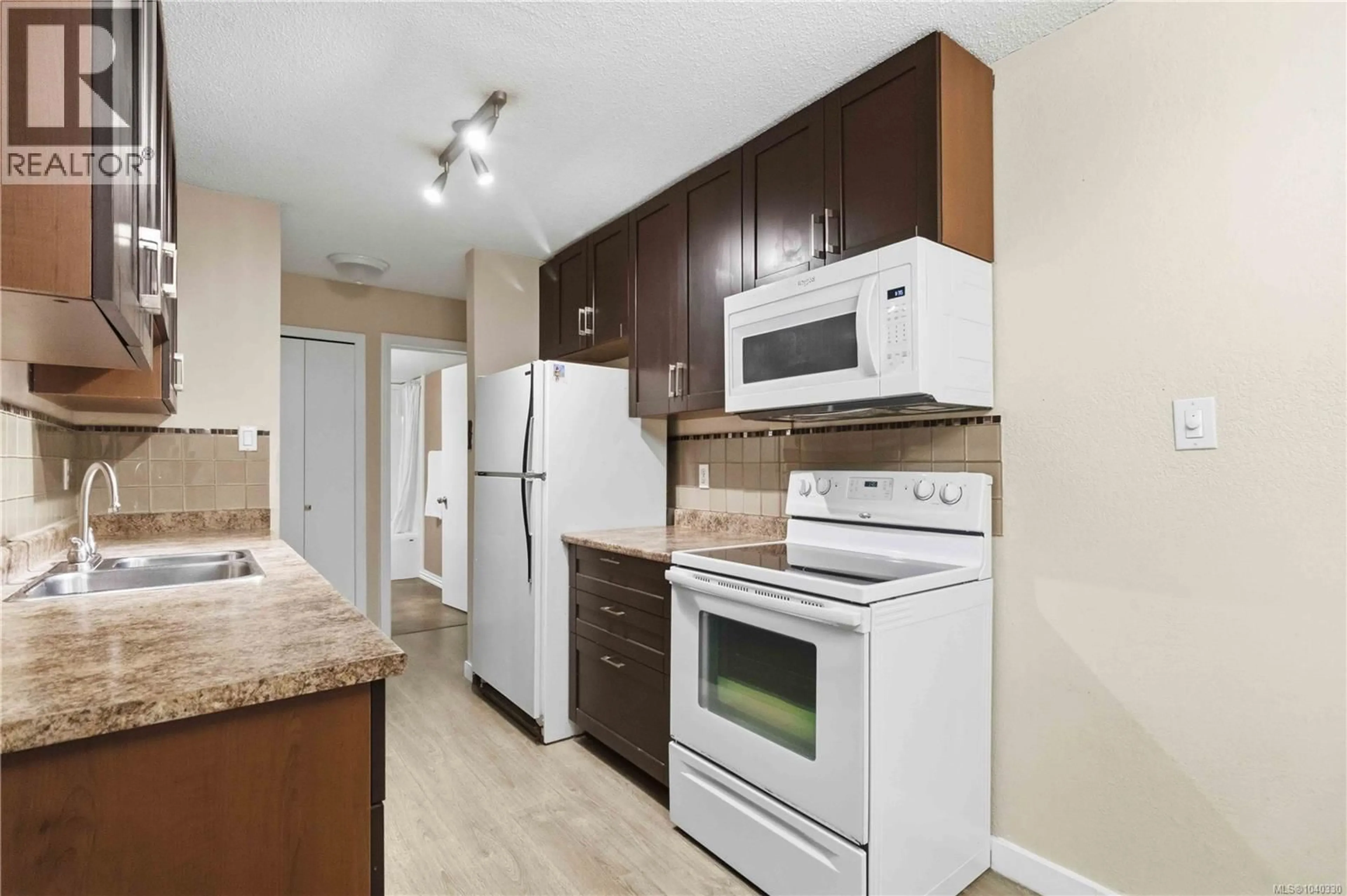 Standard kitchen, unknown for 111 - 909 PEMBROKE STREET, Victoria British Columbia V8T4Z5