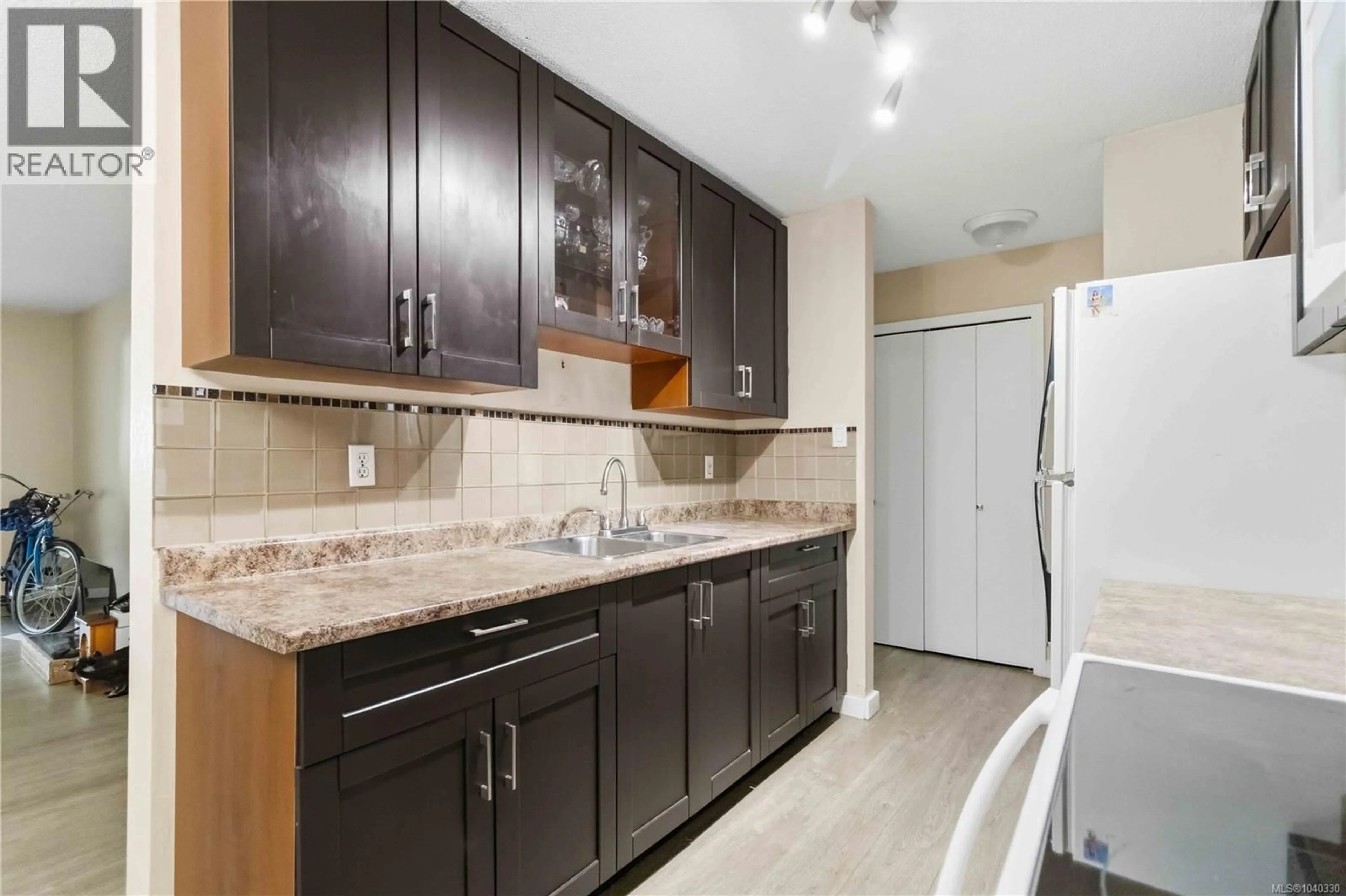 Standard kitchen, ceramic/tile floor for 111 - 909 PEMBROKE STREET, Victoria British Columbia V8T4Z5