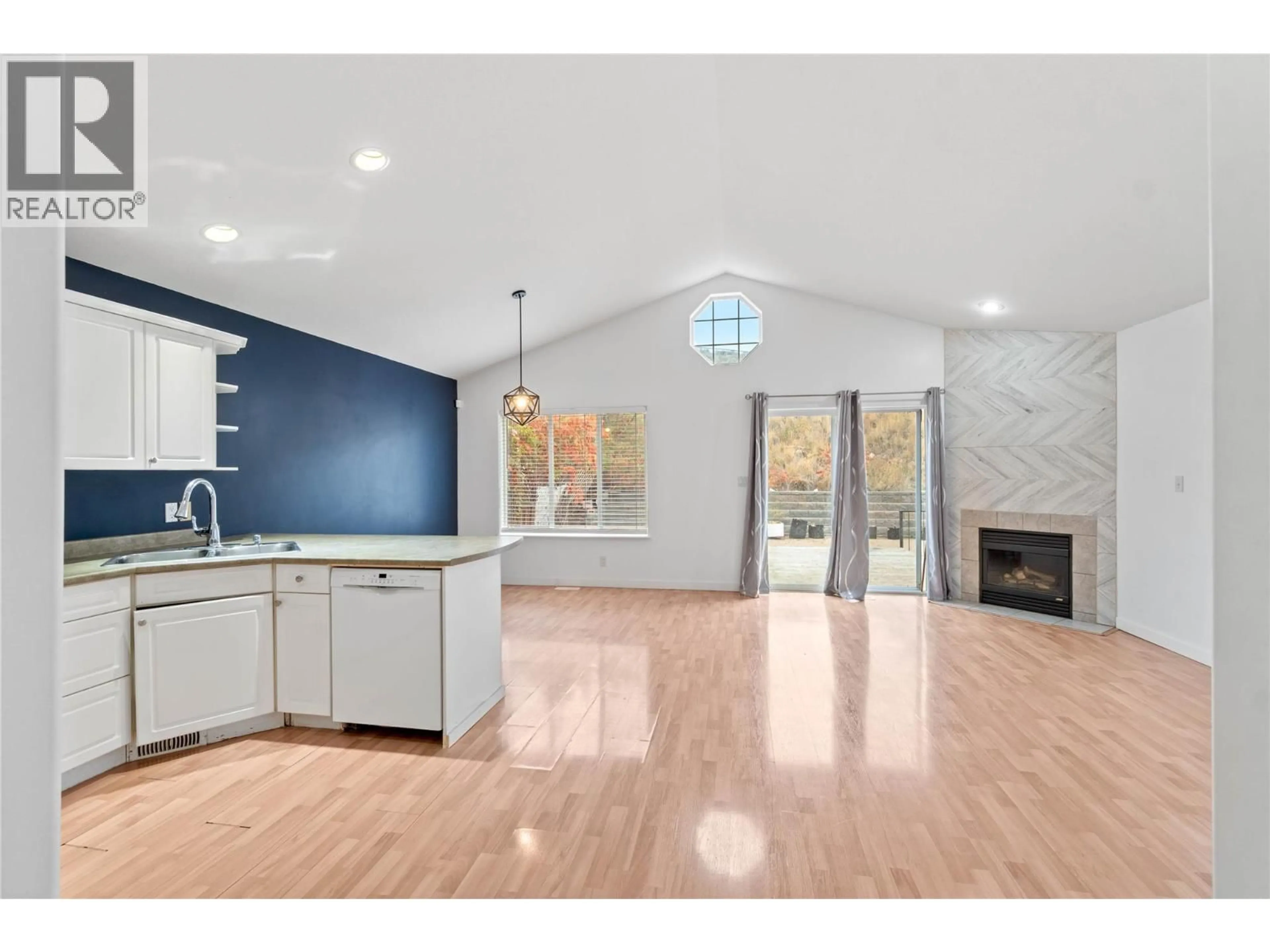 Open concept kitchen, ceramic/tile floor for 1198 RAVEN DRIVE, Kamloops British Columbia V2B8P3