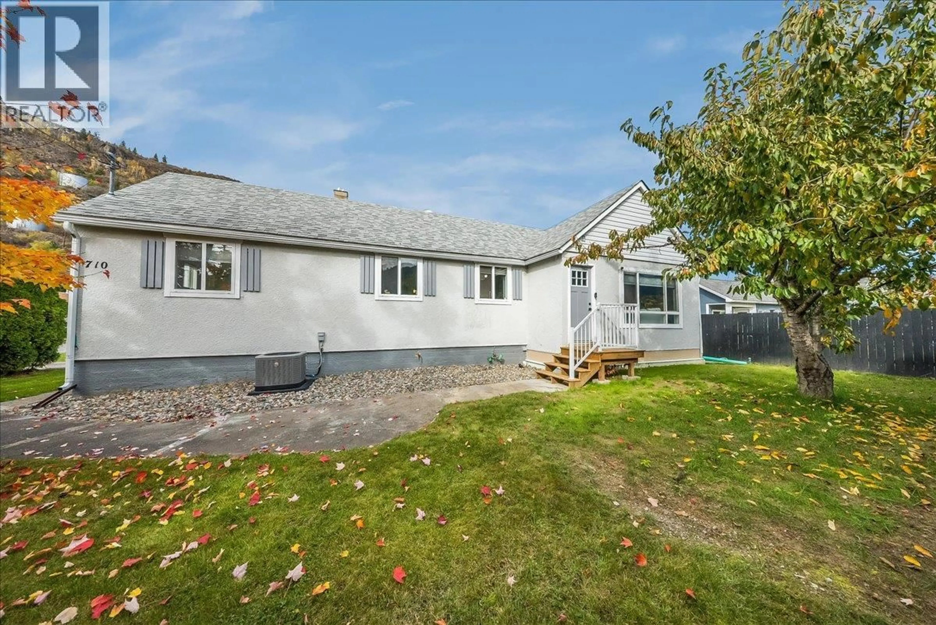 A pic from outside/outdoor area/front of a property/back of a property/a pic from drone, street for 710 10TH AVENUE, Montrose British Columbia V0G1P0