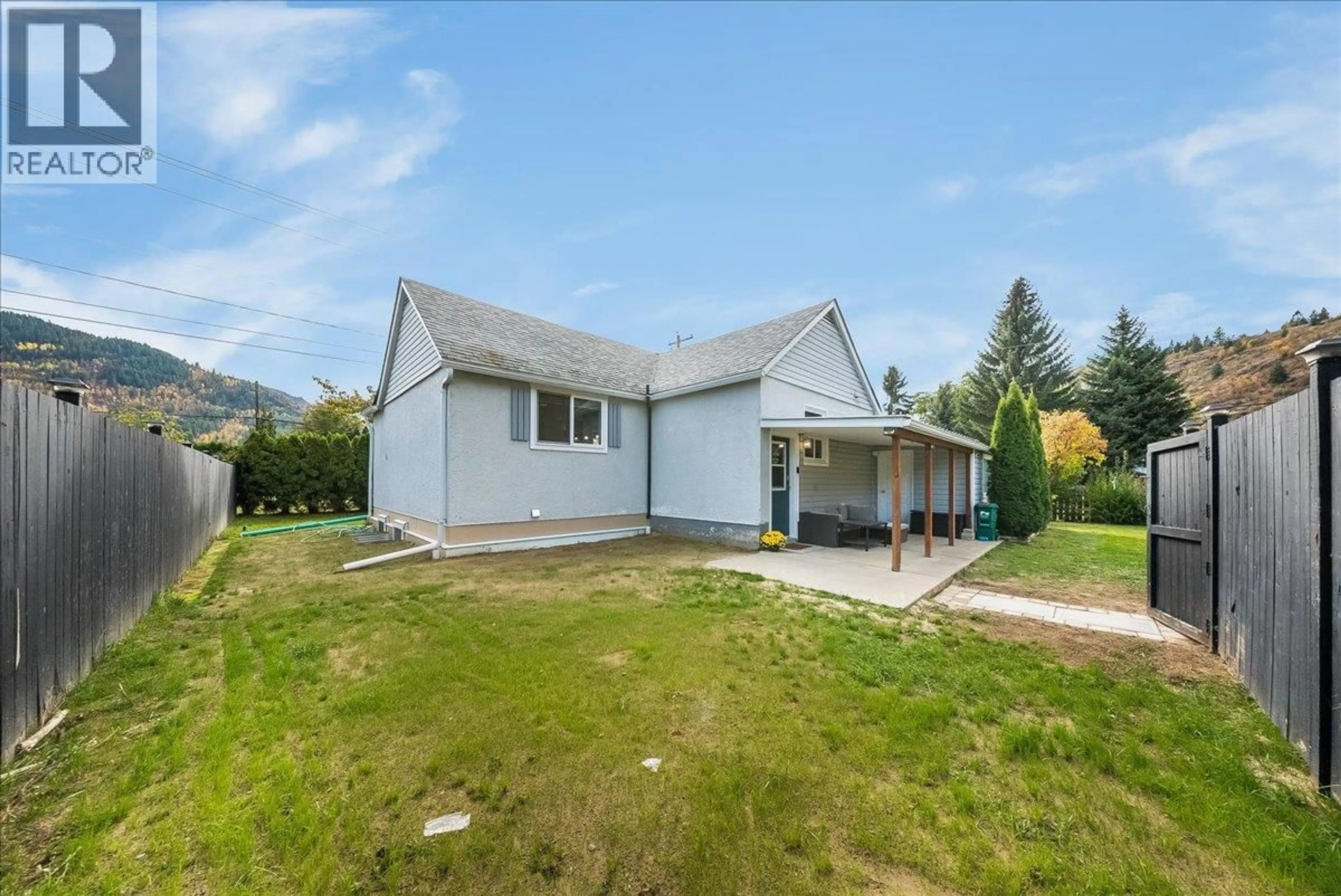 A pic from outside/outdoor area/front of a property/back of a property/a pic from drone, unknown for 710 10TH AVENUE, Montrose British Columbia V0G1P0