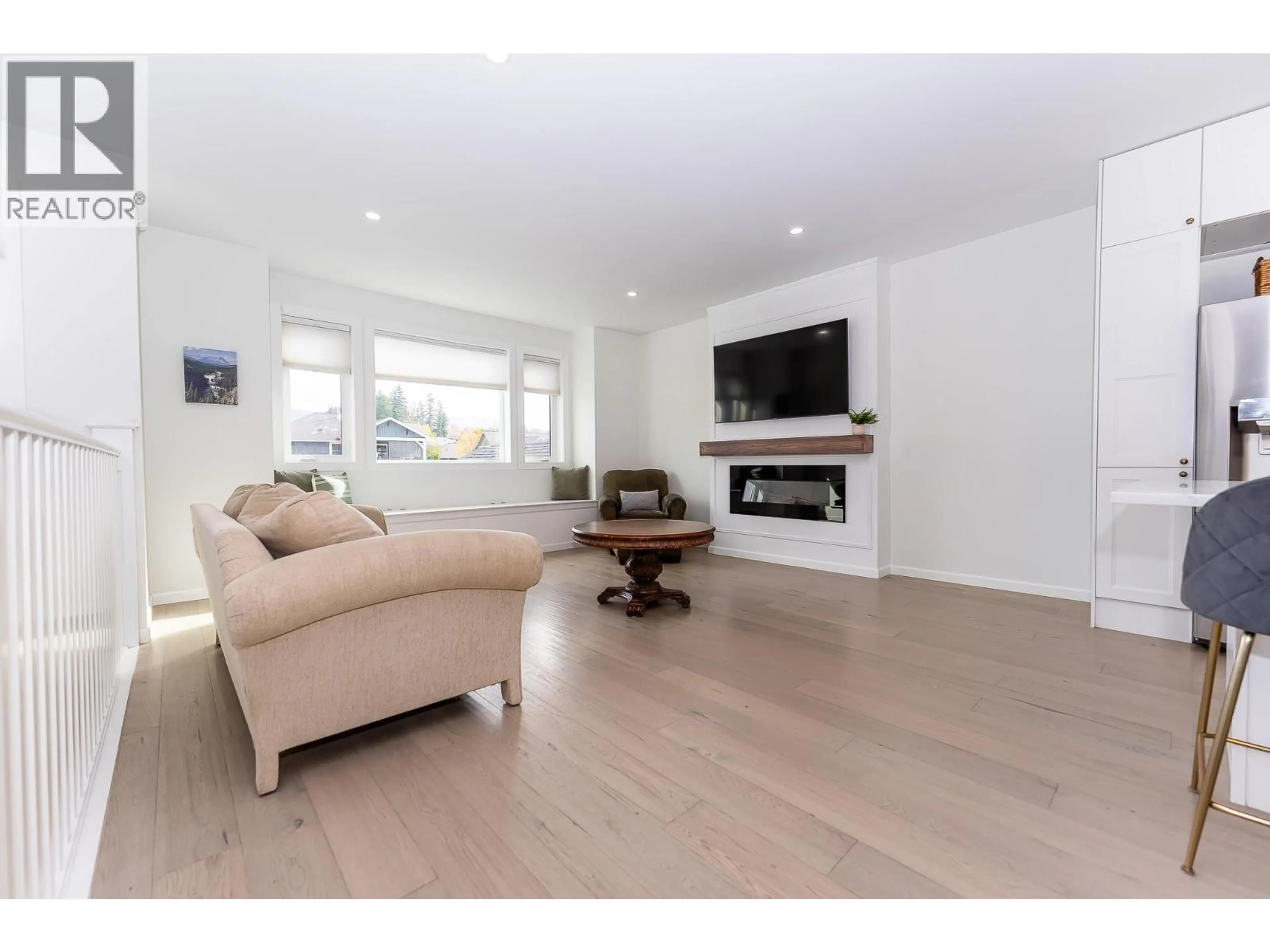 Living room with furniture, wood/laminate floor for 1791 22 STREET NORTHEAST, Salmon Arm British Columbia V1E3M9