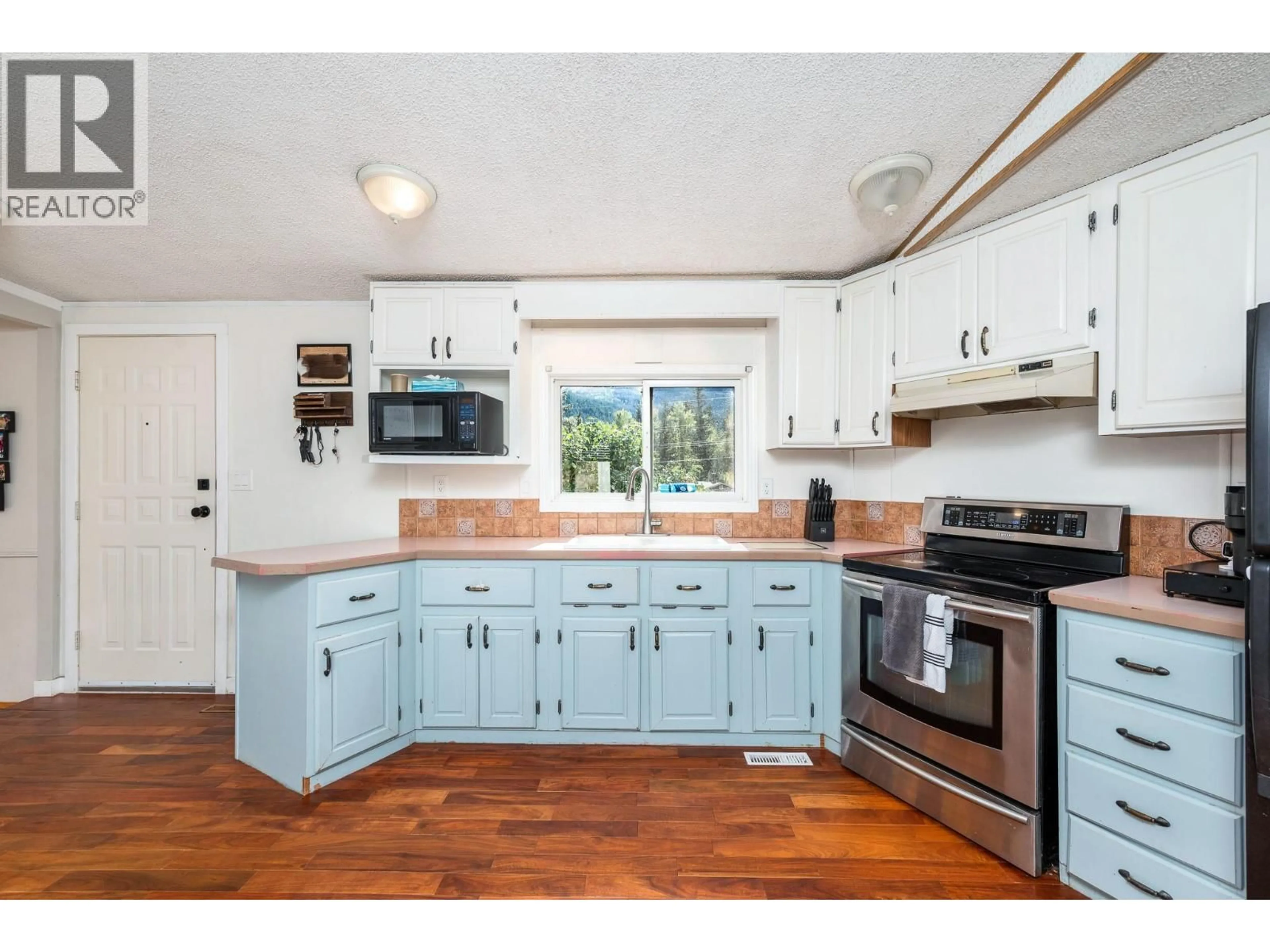 Open concept kitchen, unknown for 5846 JEN SHERRI PLACE, Falkland British Columbia V0E1W0