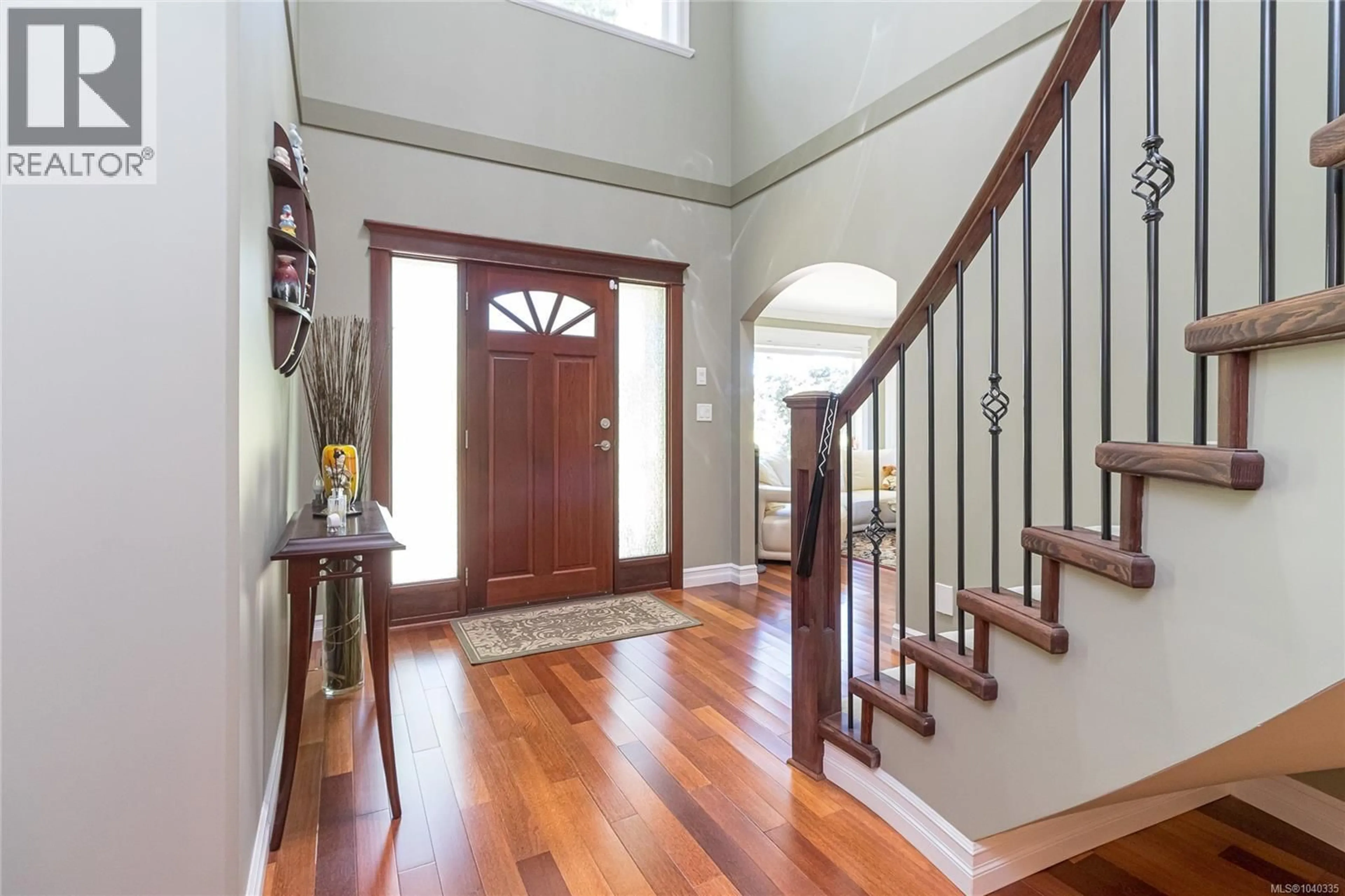 Indoor entryway for 2201 ARBUTUS COVE LANE, Saanich British Columbia V8N6N7