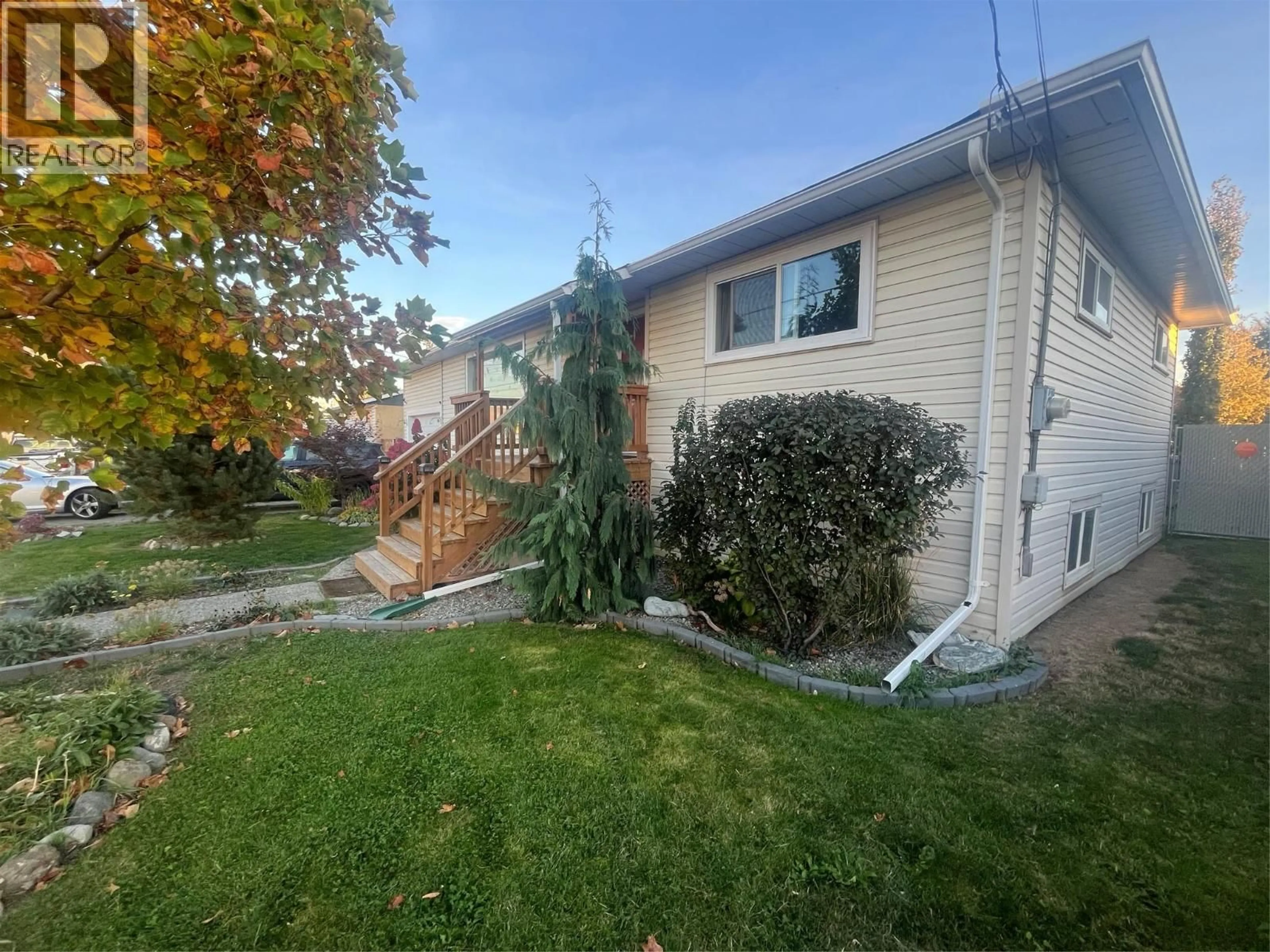 A pic from outside/outdoor area/front of a property/back of a property/a pic from drone, street for 266 CHESTNUT AVENUE, Kamloops British Columbia V2B1L5
