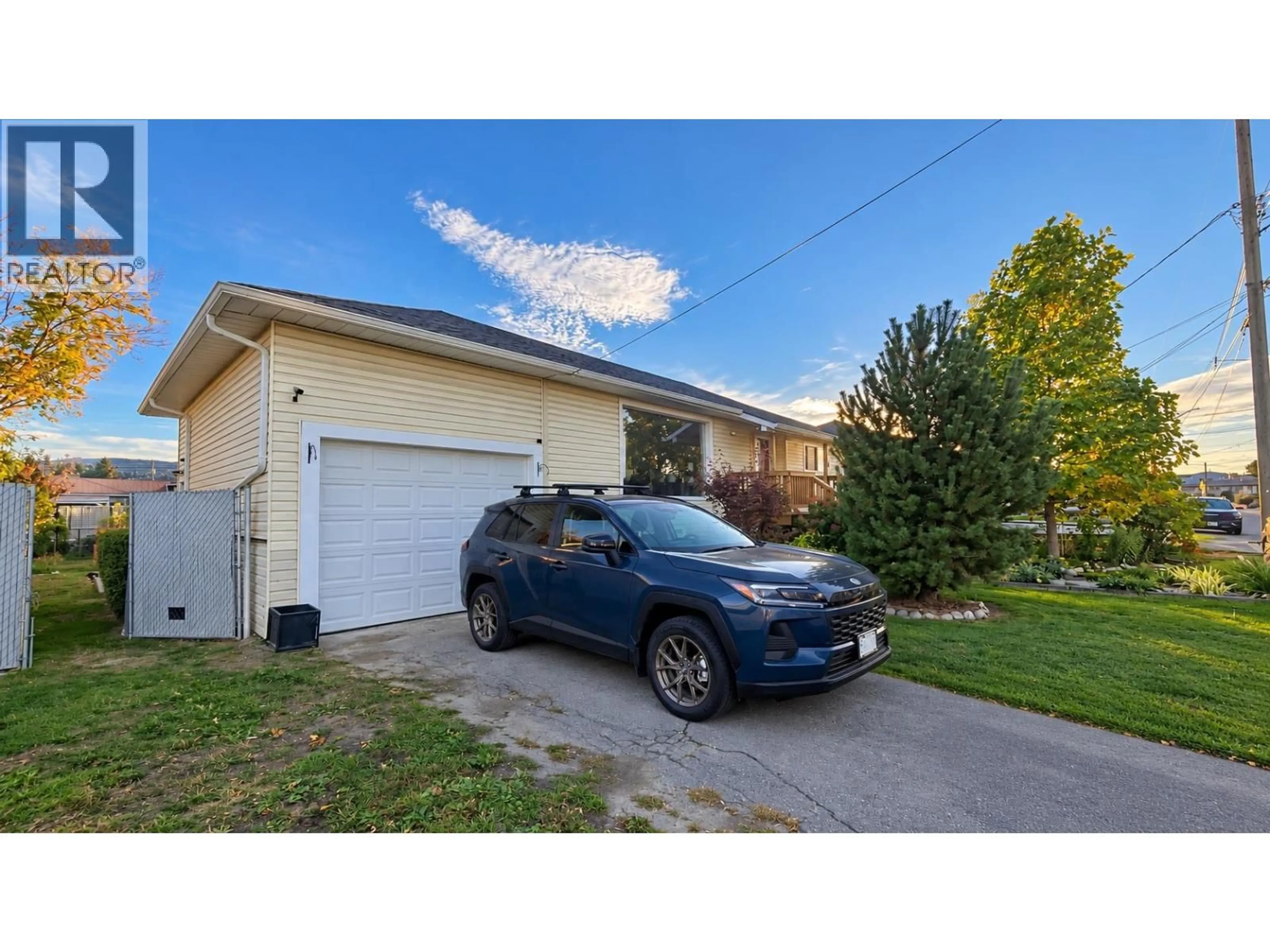 A pic from outside/outdoor area/front of a property/back of a property/a pic from drone, street for 266 CHESTNUT AVENUE, Kamloops British Columbia V2B1L5