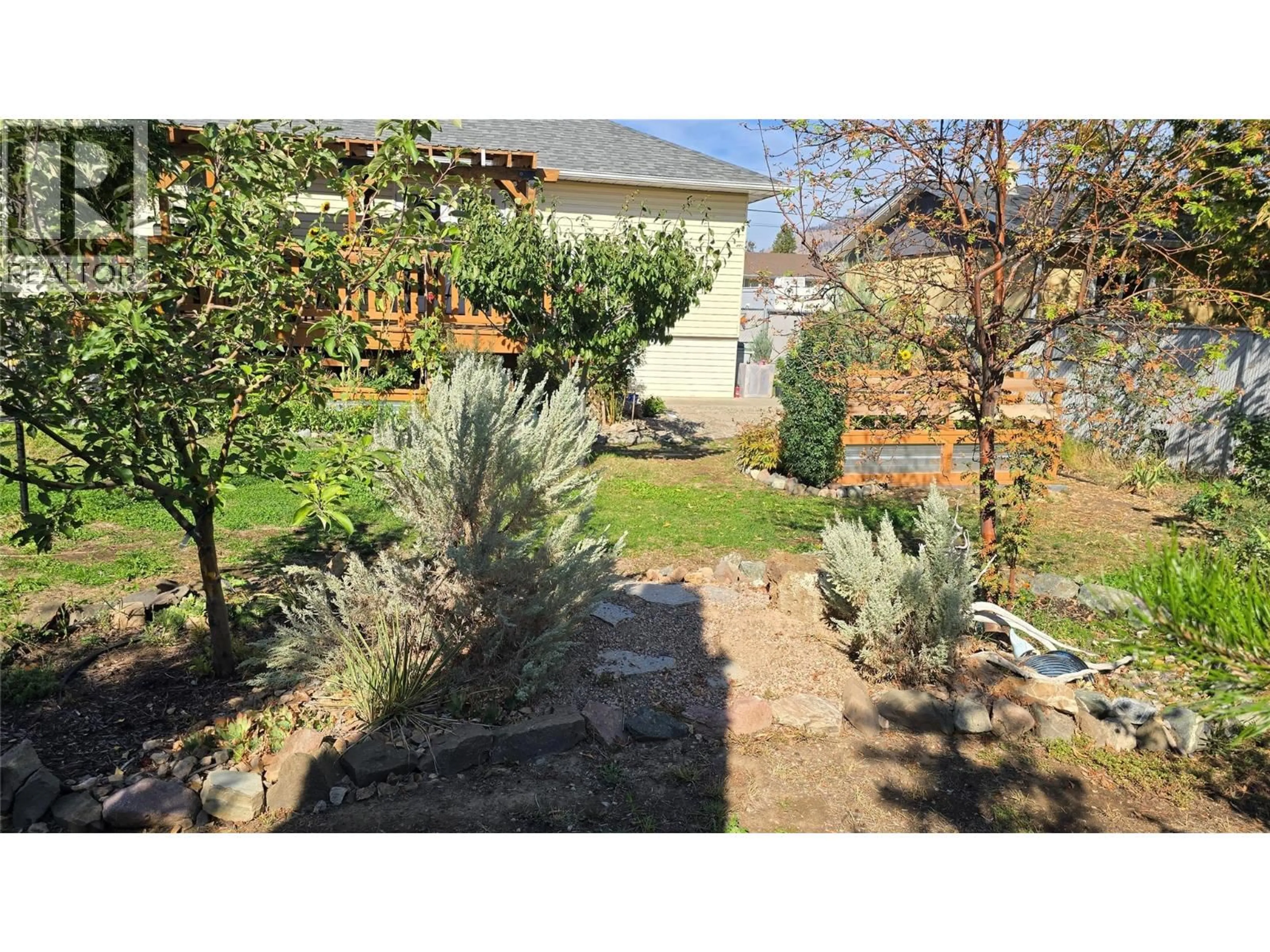 A pic from outside/outdoor area/front of a property/back of a property/a pic from drone, street for 266 CHESTNUT AVENUE, Kamloops British Columbia V2B1L5