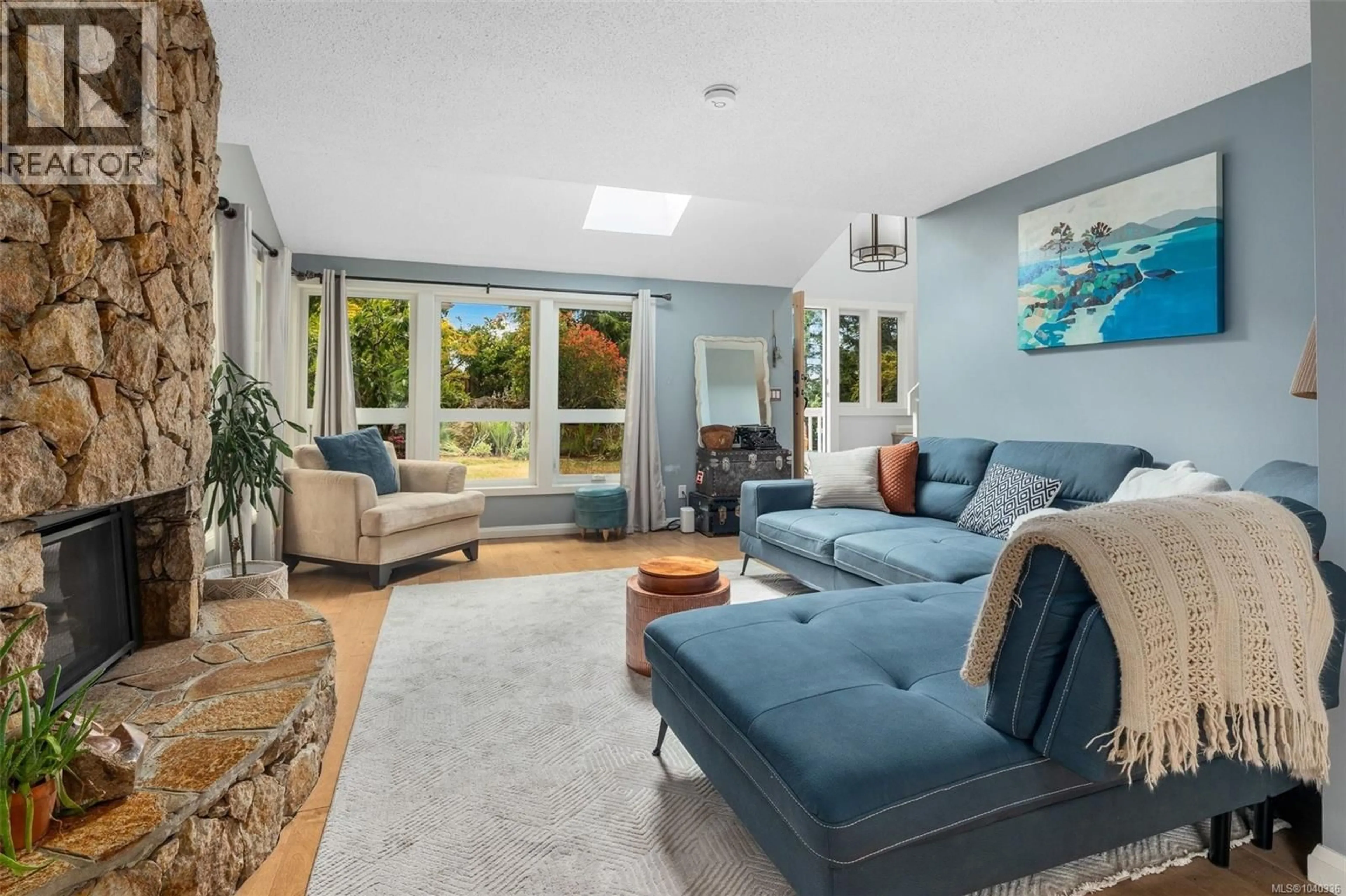 Living room with furniture, unknown for 335 DAMON DRIVE, View Royal British Columbia V9B5G5