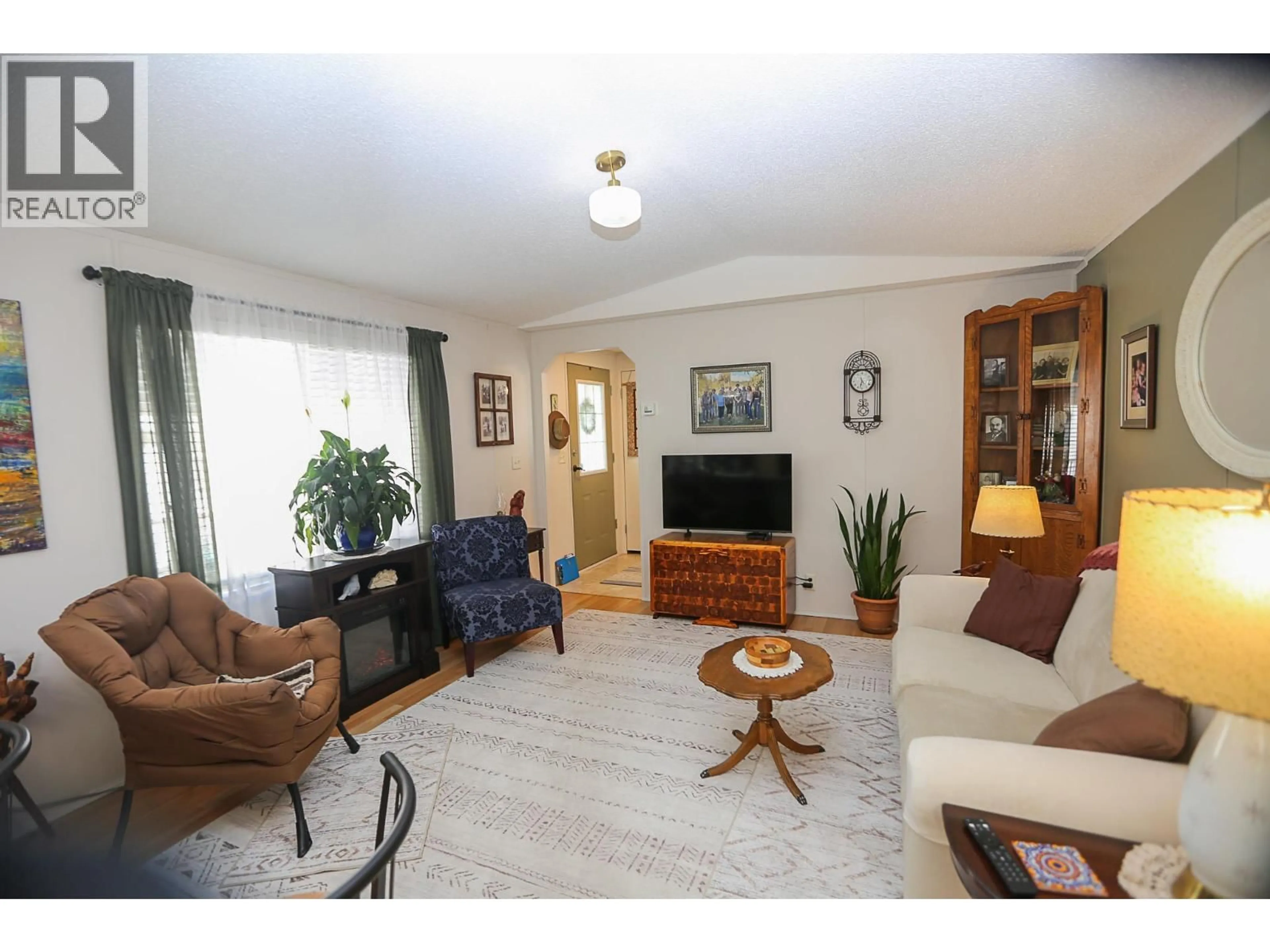 Living room with furniture, wood/laminate floor for 31 - 4510 POWER ROAD, Barriere British Columbia V0E1E0