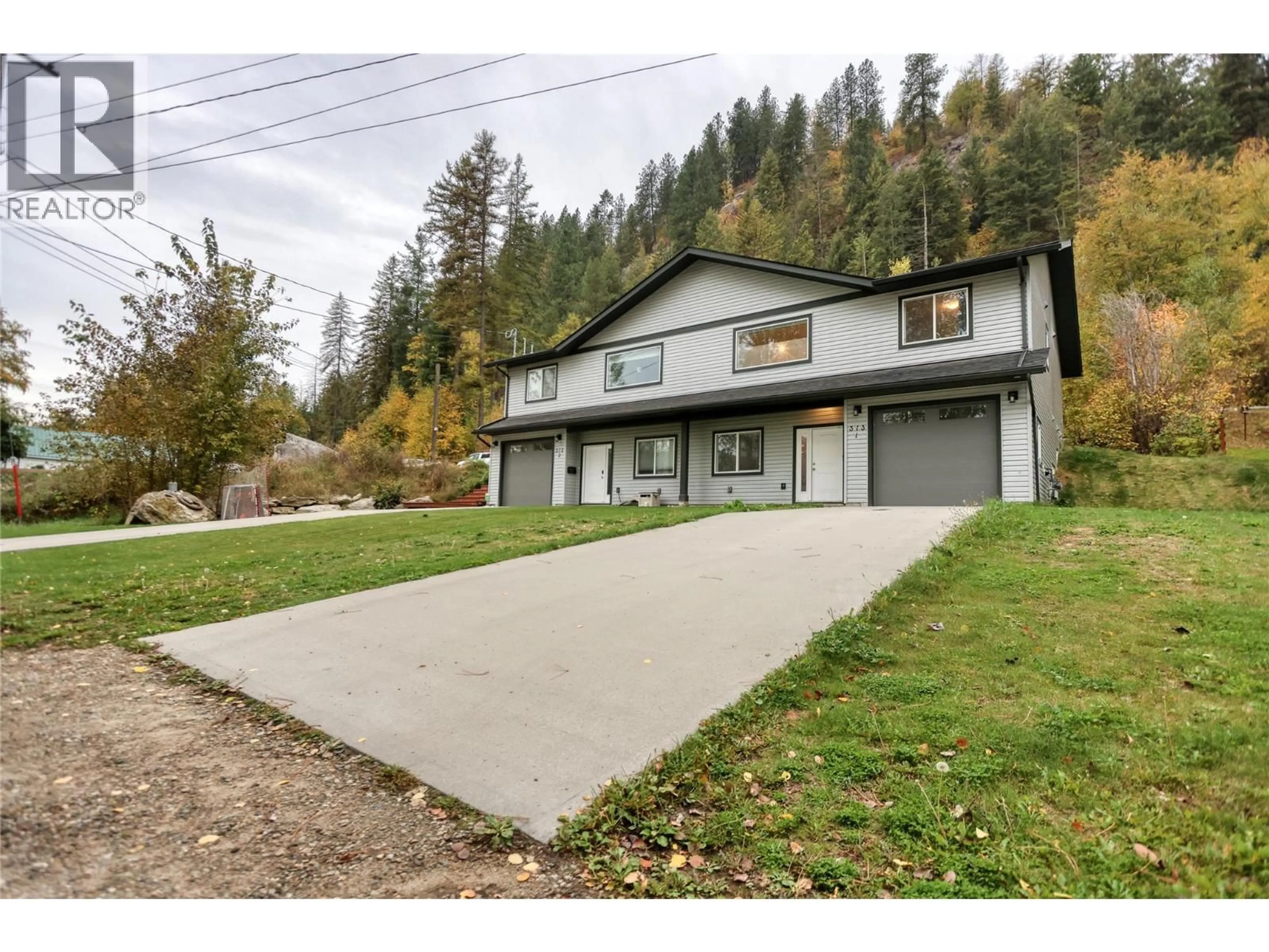 Home with vinyl exterior material, street for 1 - 313 LAKEVIEW STREET, Castlegar British Columbia V1N3Y1
