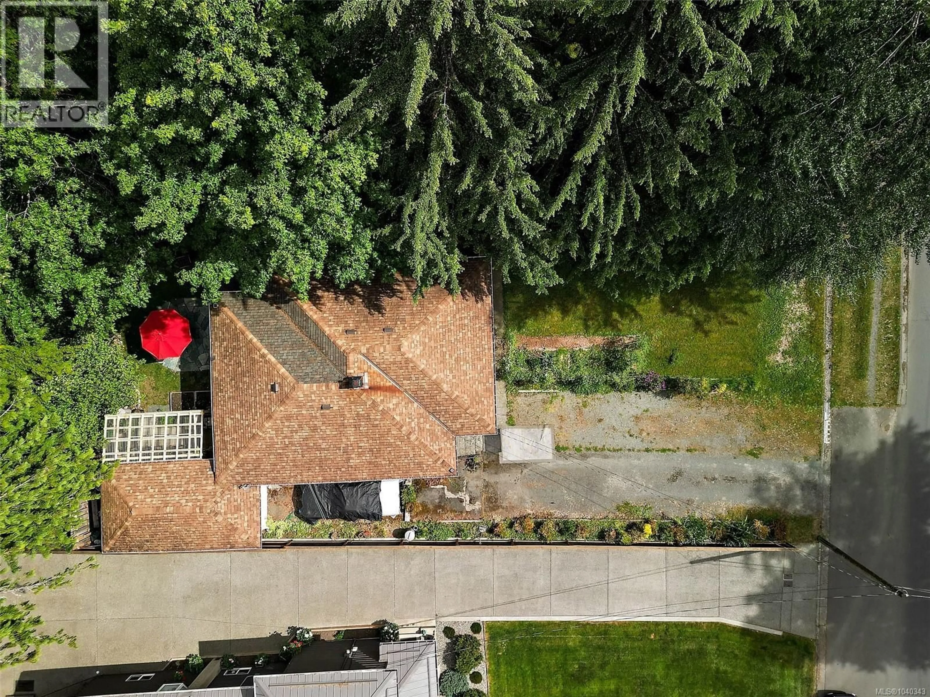 A pic from outside/outdoor area/front of a property/back of a property/a pic from drone, unknown for 15 KING GEORGE STREET SOUTH, Lake Cowichan British Columbia V0R2G0