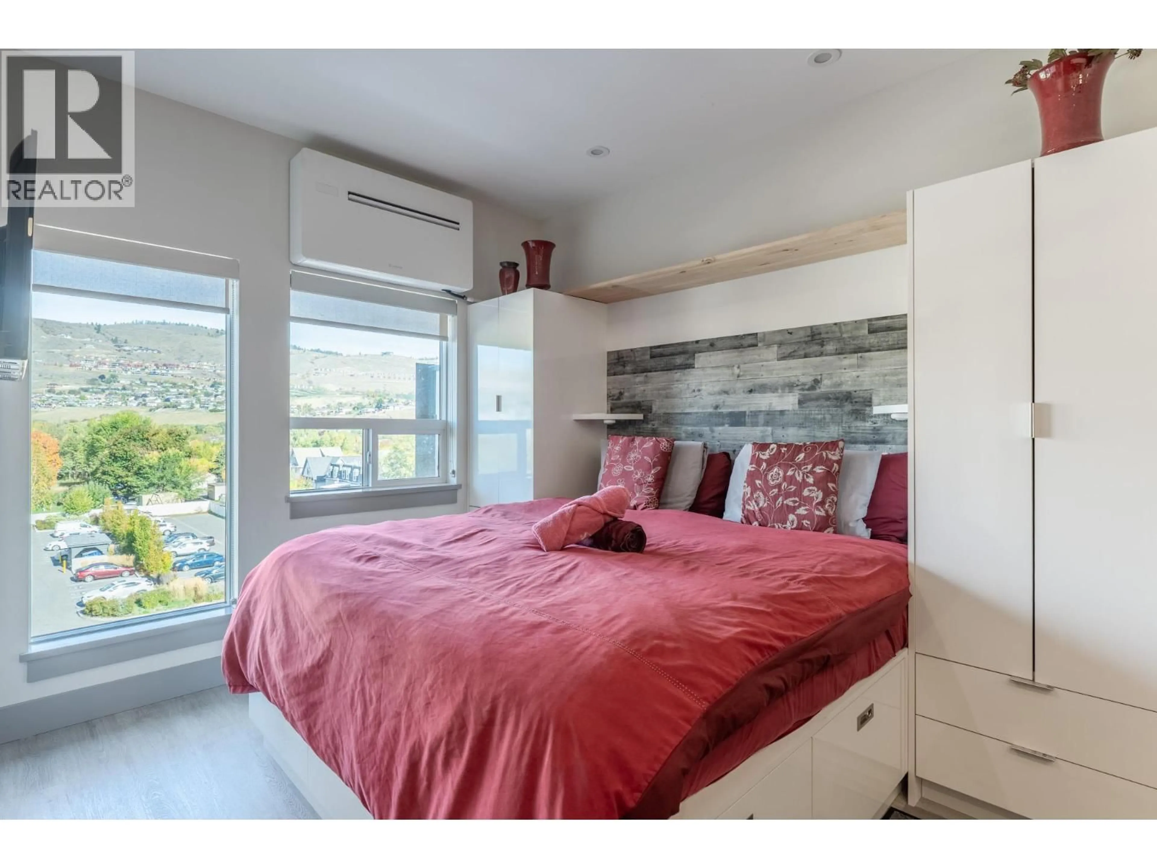 Bedroom with bed, wood/laminate floor for 514 - 2555 LAKESHORE ROAD, Vernon British Columbia V1H0A4