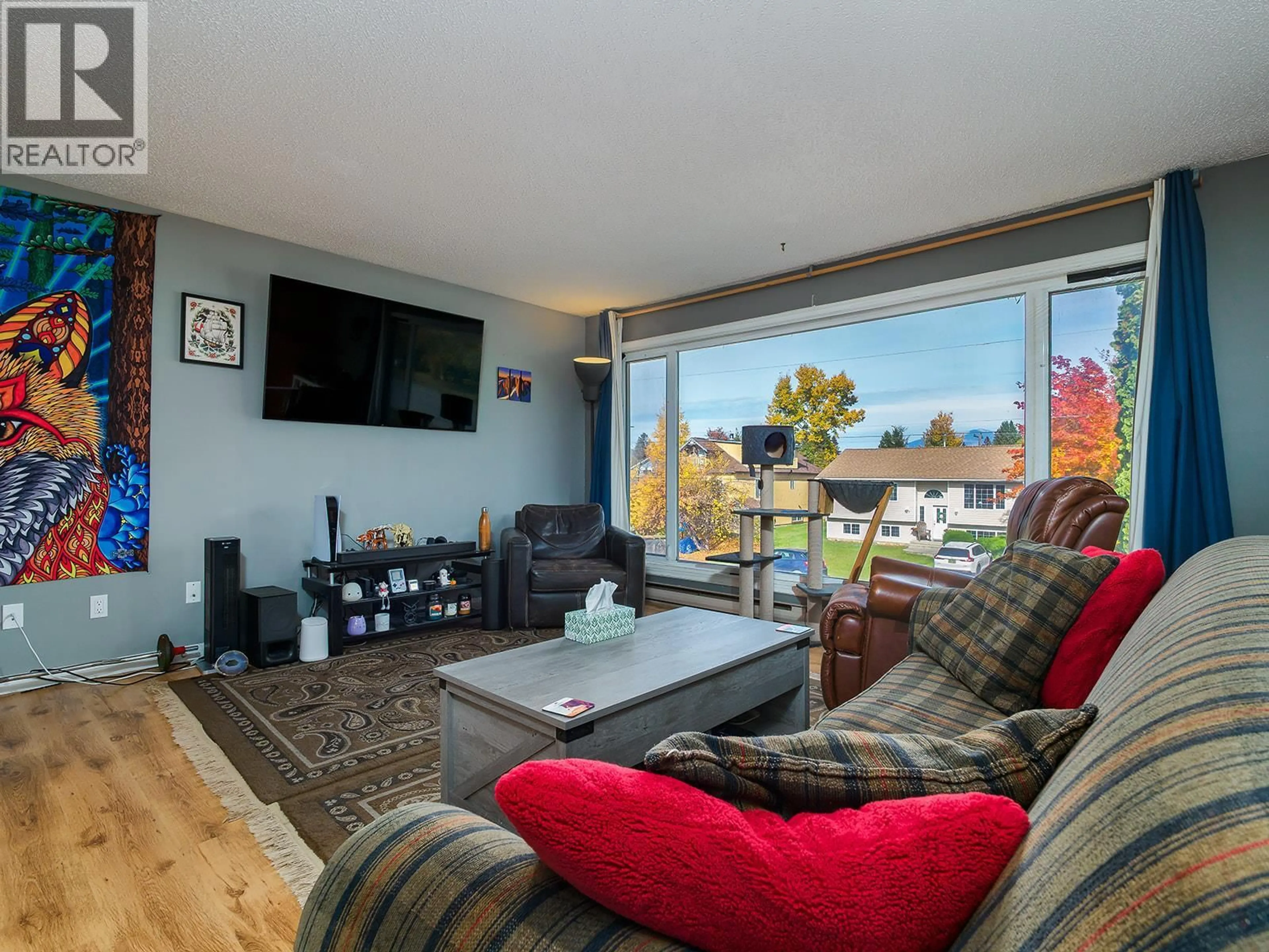 Living room with furniture, wood/laminate floor for 526 12TH STREET, Golden British Columbia V0A1H0