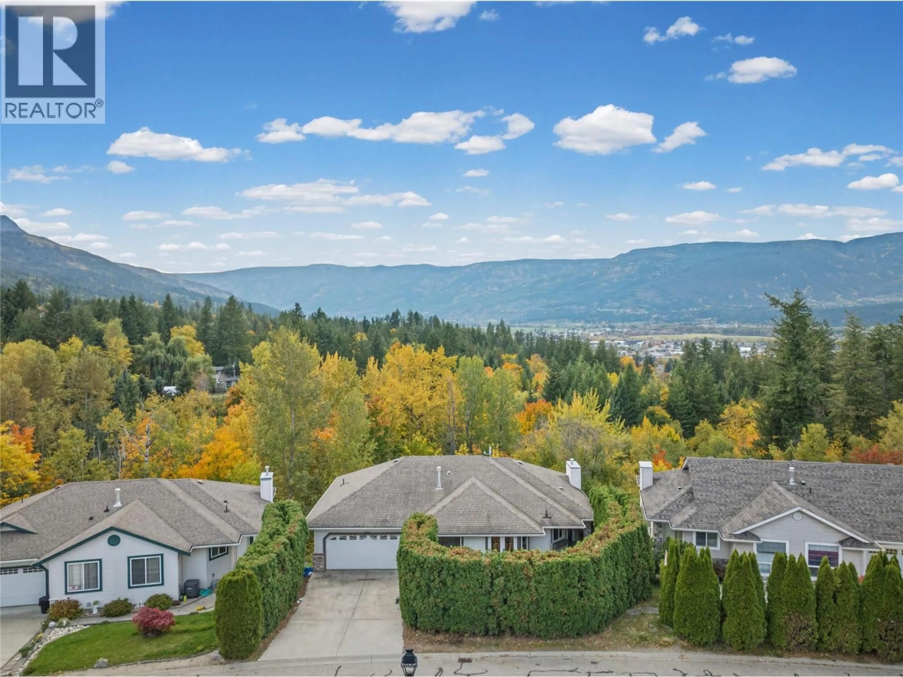 A pic from outside/outdoor area/front of a property/back of a property/a pic from drone, water/lake/river/ocean view for 251 17 STREET SOUTHEAST, Salmon Arm British Columbia V1E1R7