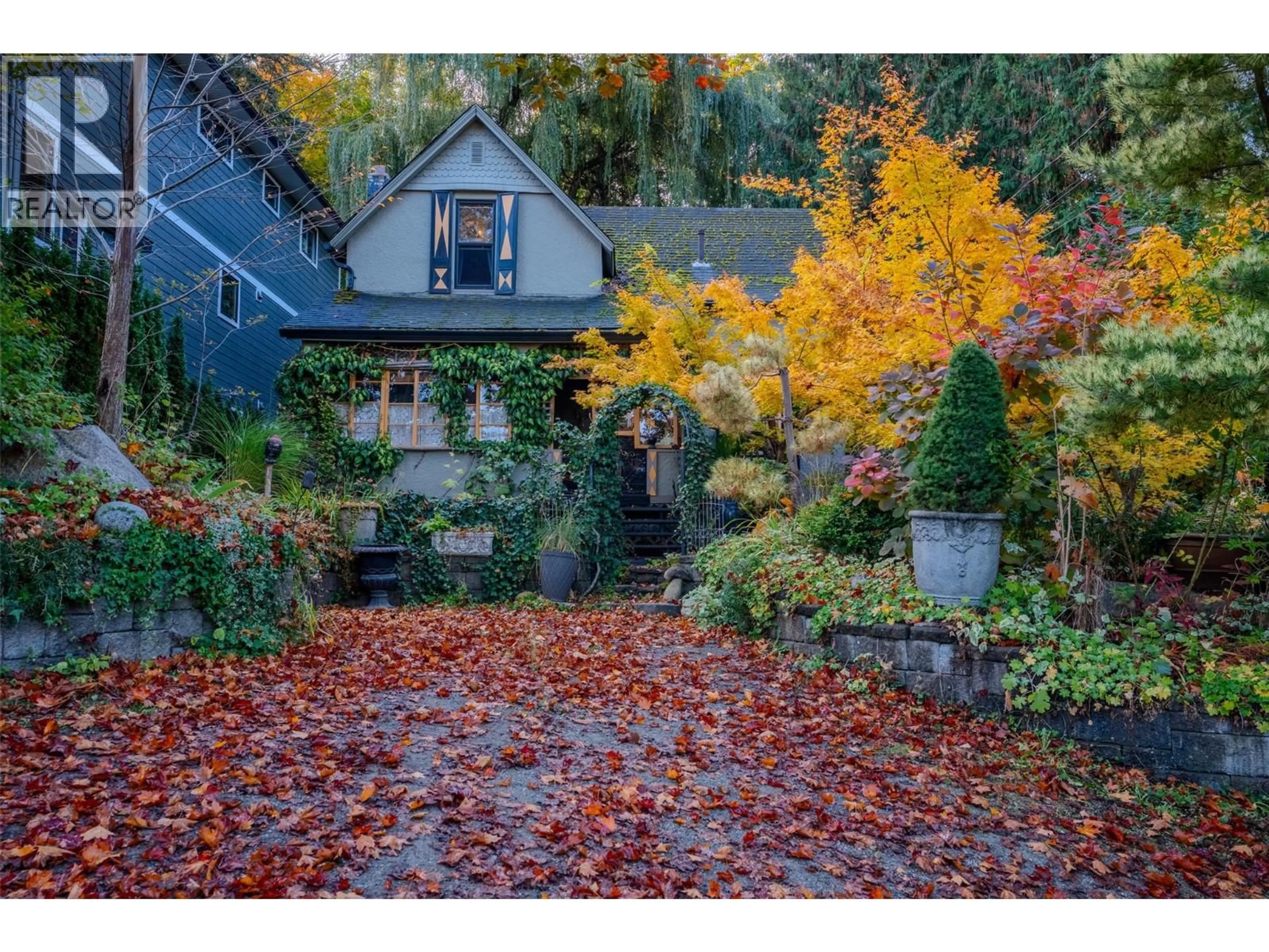 A pic from outside/outdoor area/front of a property/back of a property/a pic from drone, street for 218 UNION STREET, Nelson British Columbia V6L4A3