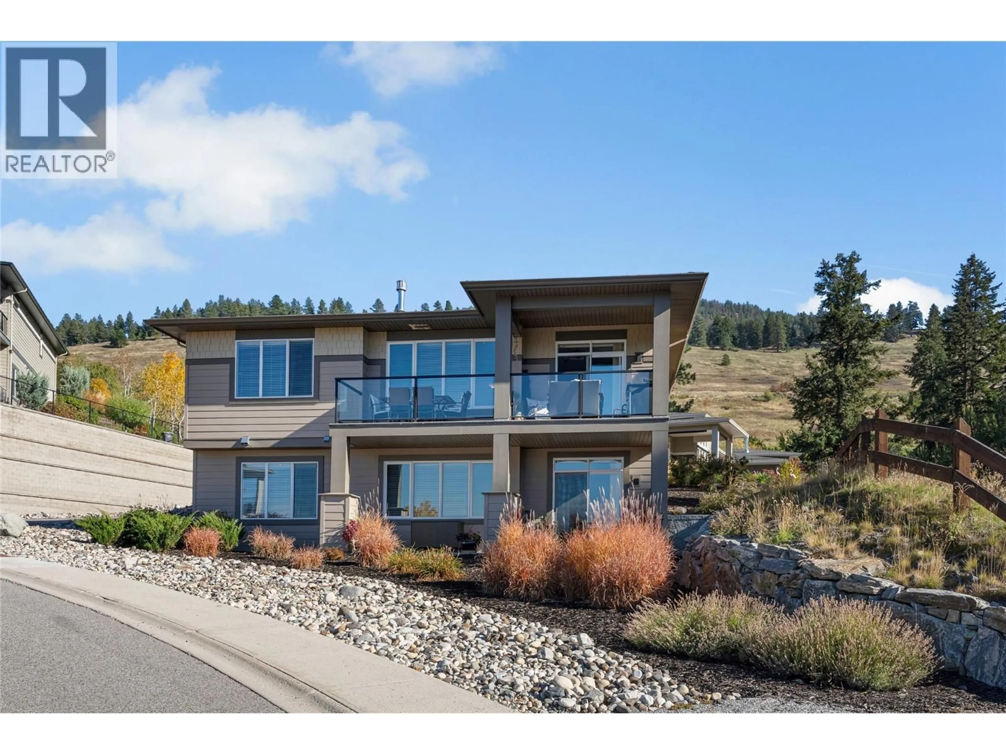 Home with vinyl exterior material, water/lake/river/ocean view for 2345 SPRING LANE, Kelowna British Columbia V1P1T8