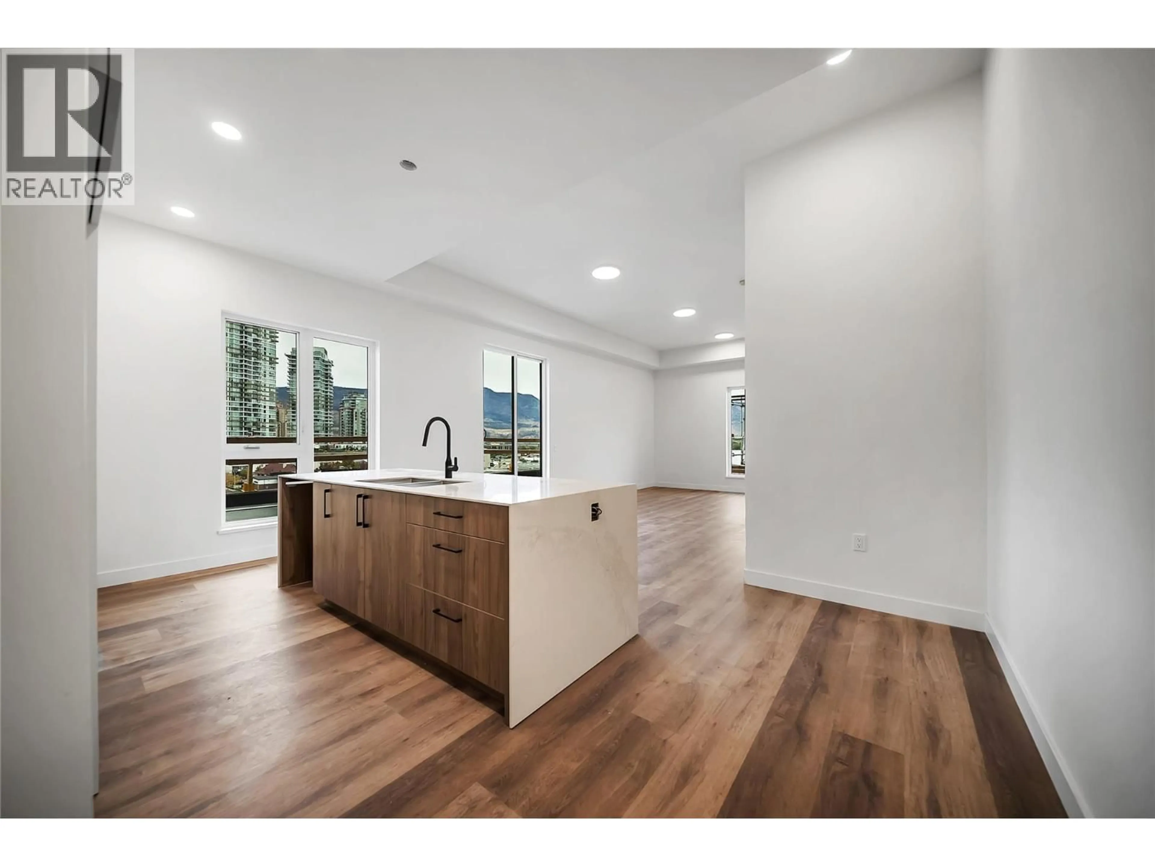 Open concept kitchen, wood/laminate floor for 611 - 647 CLEMENT AVENUE, Kelowna British Columbia V1Y7C7