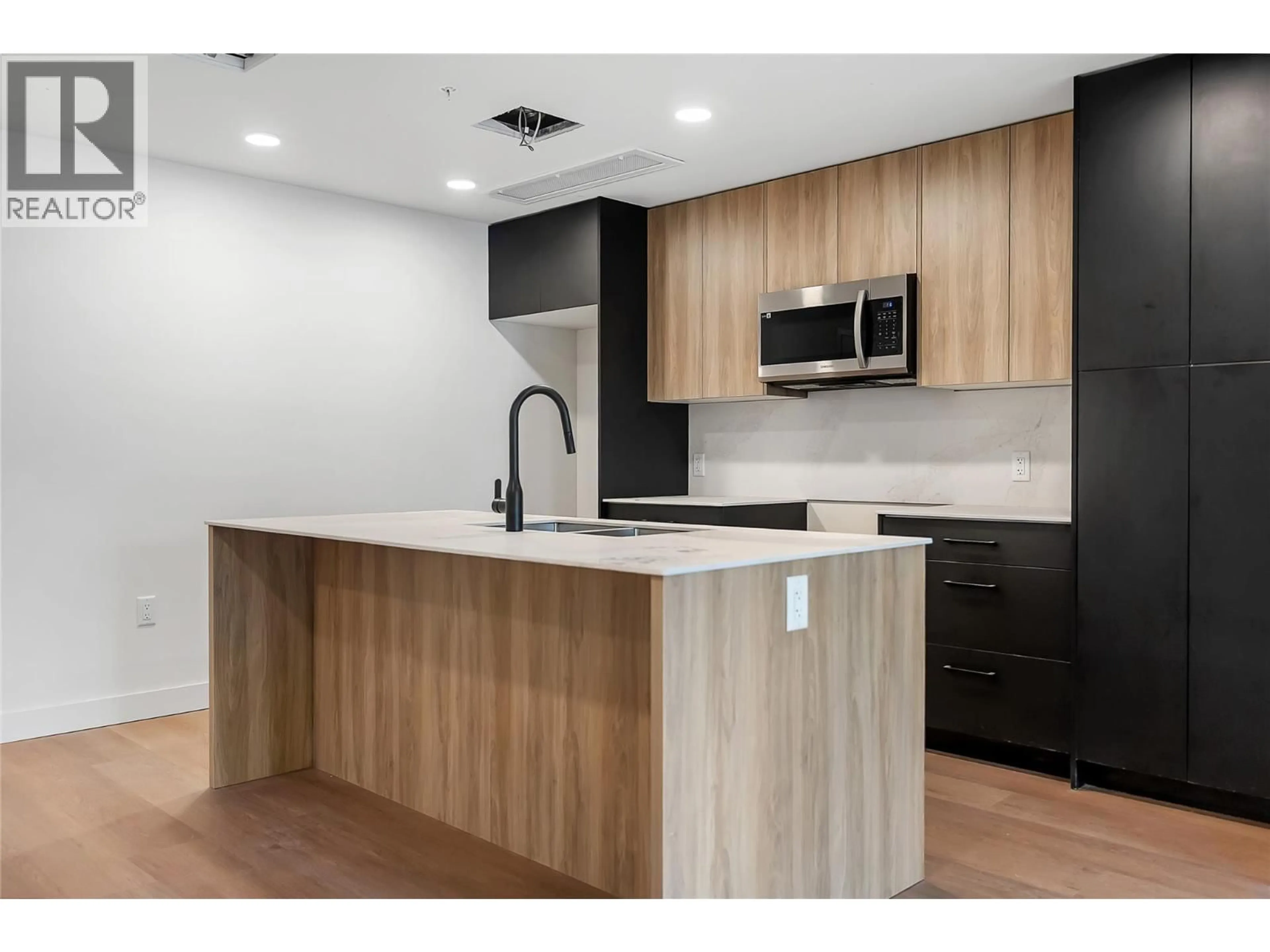 Open concept kitchen, wood/laminate floor for 512 - 647 CLEMENT AVENUE, Kelowna British Columbia V1Y7C7