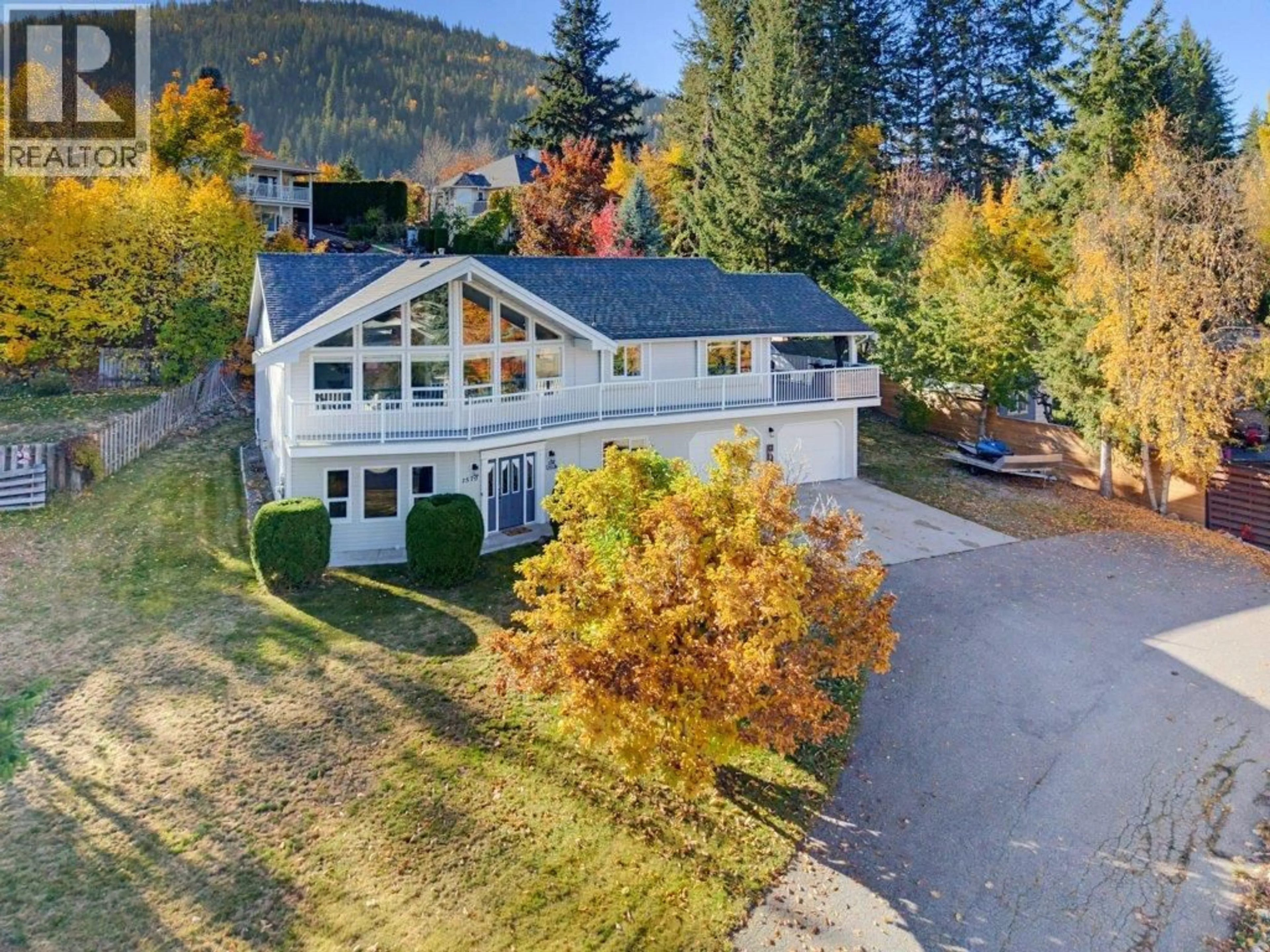 A pic from outside/outdoor area/front of a property/back of a property/a pic from drone, mountain view for 1570 16 AVENUE SOUTHEAST, Salmon Arm British Columbia V1E2M7