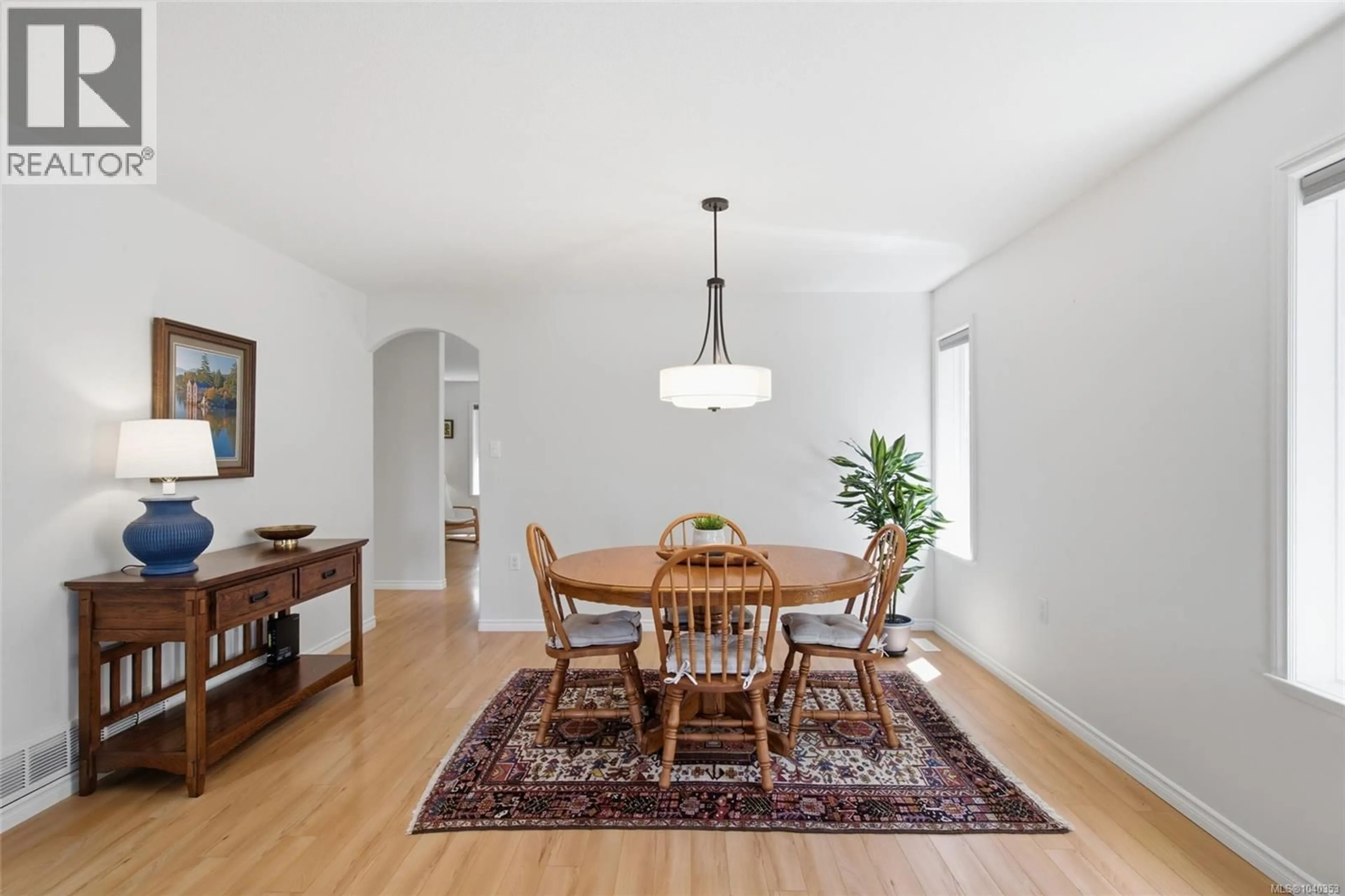 Dining room, wood/laminate floor for 69 BRIDGEWATER LANE, Parksville British Columbia V9P2V9