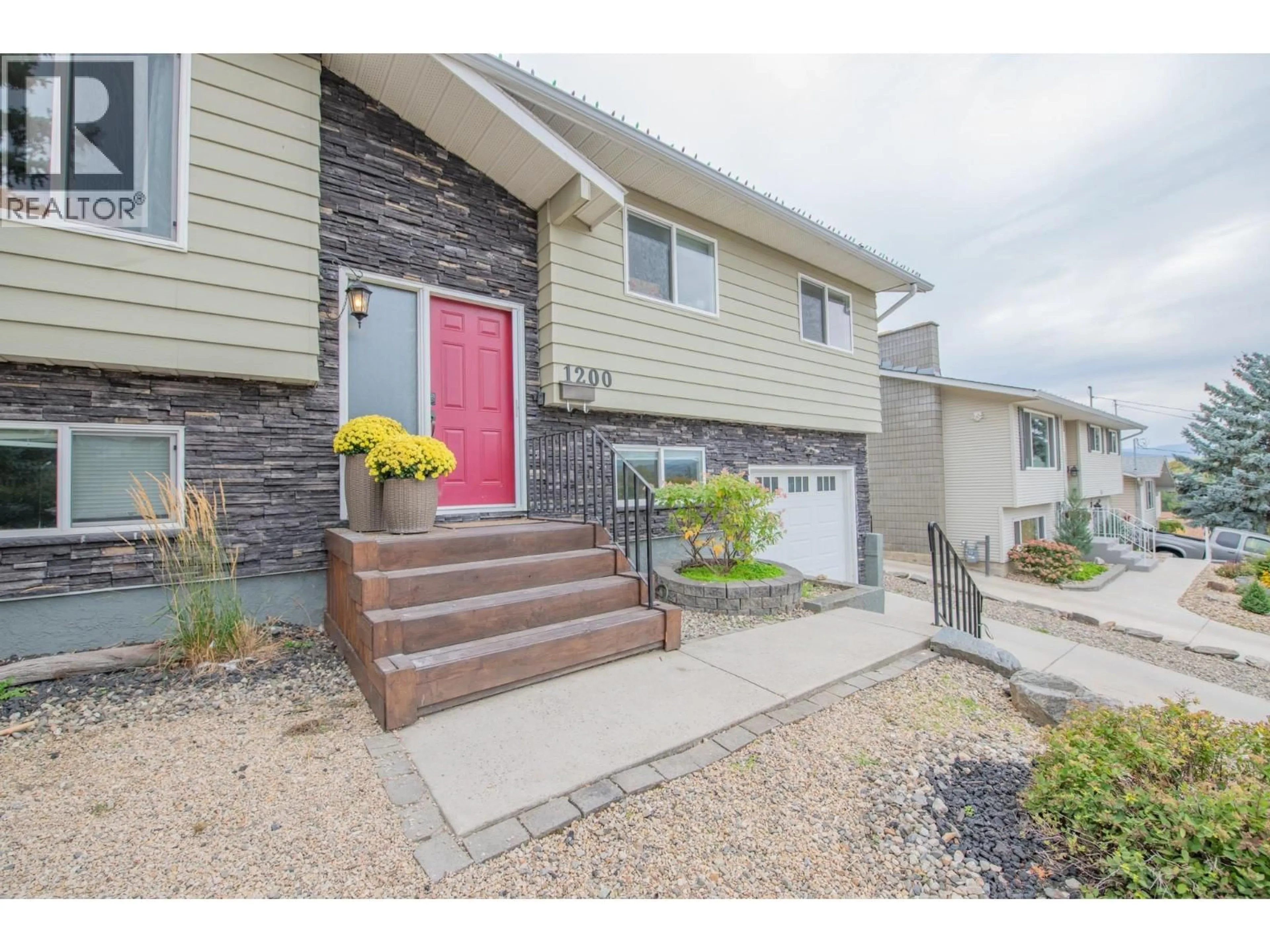 Home with vinyl exterior material, street for 1200 28TH AVENUE, Vernon British Columbia V1T1T6