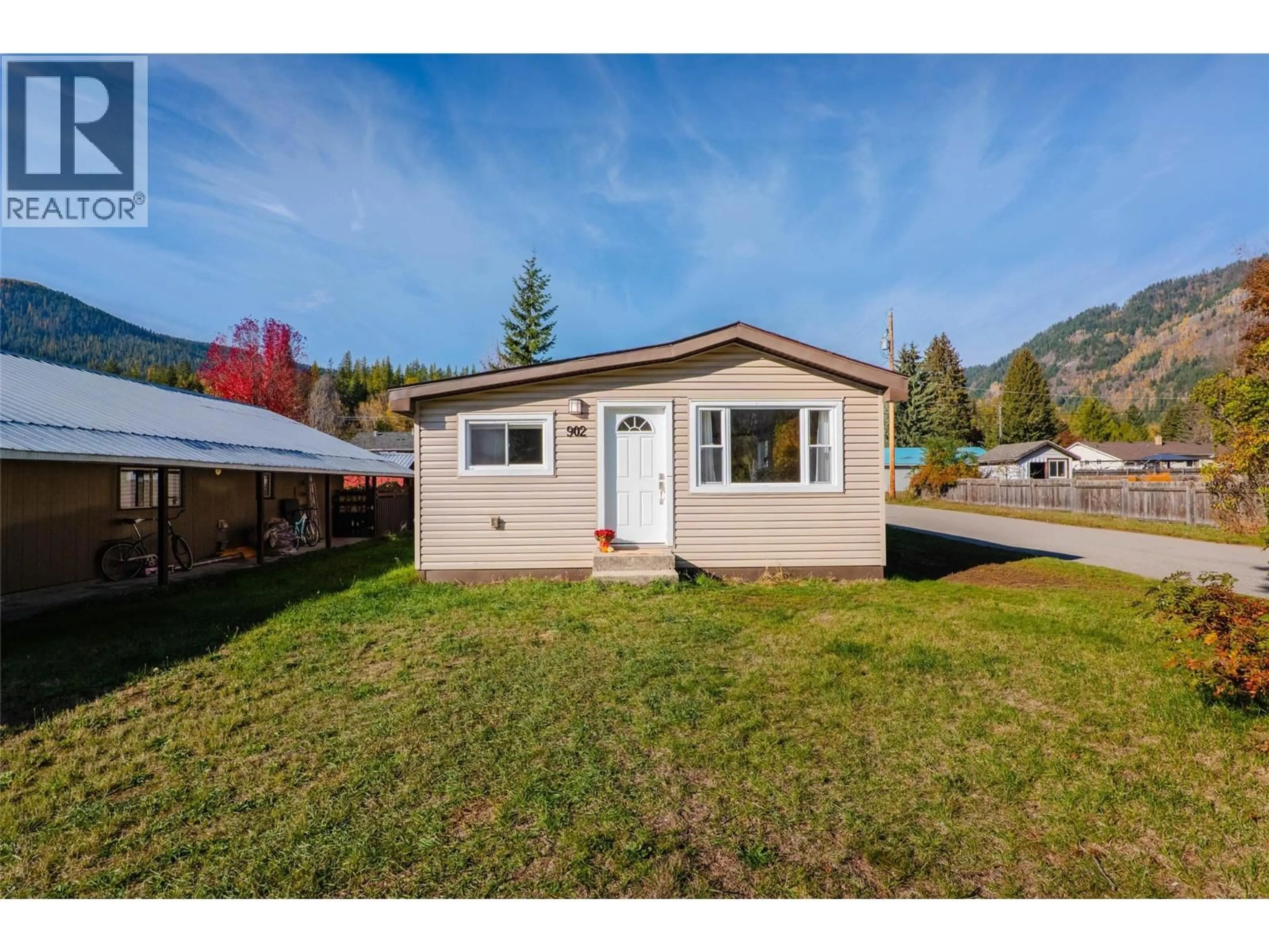 Home with vinyl exterior material, street for 902 COTTONWOOD AVENUE, Salmo British Columbia V0G1Z0