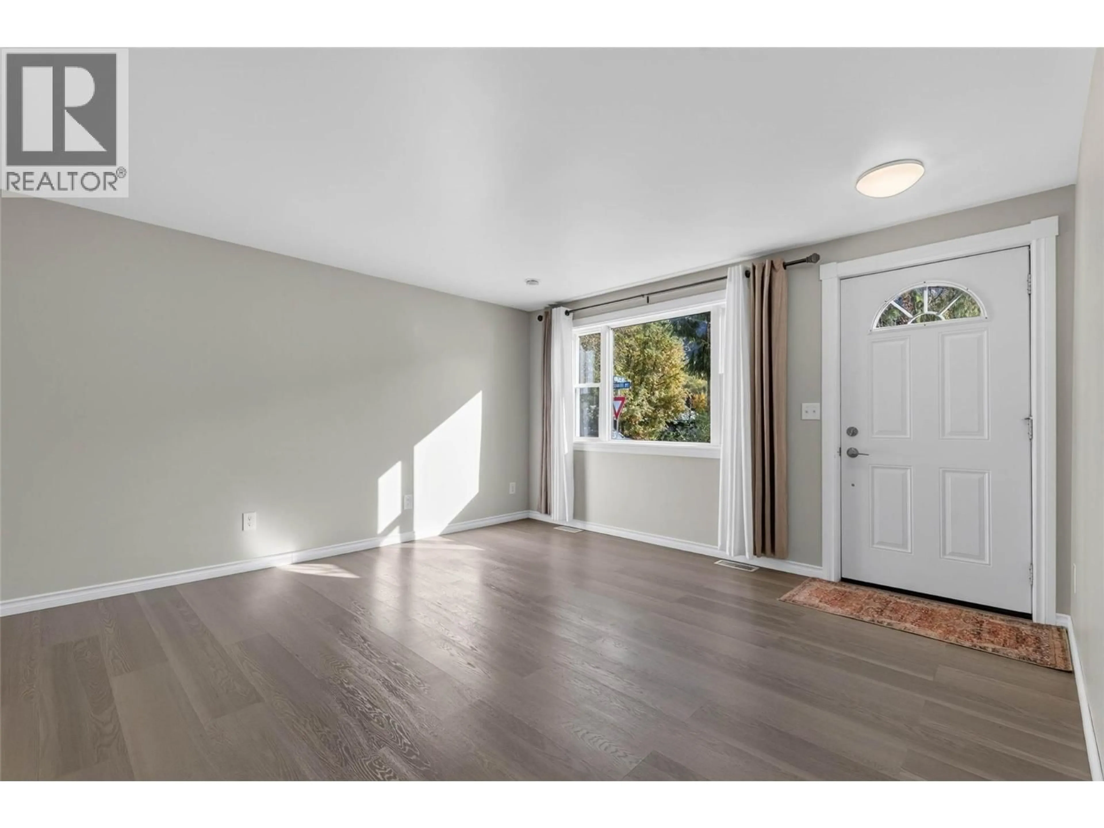 Indoor entryway for 902 COTTONWOOD AVENUE, Salmo British Columbia V0G1Z0