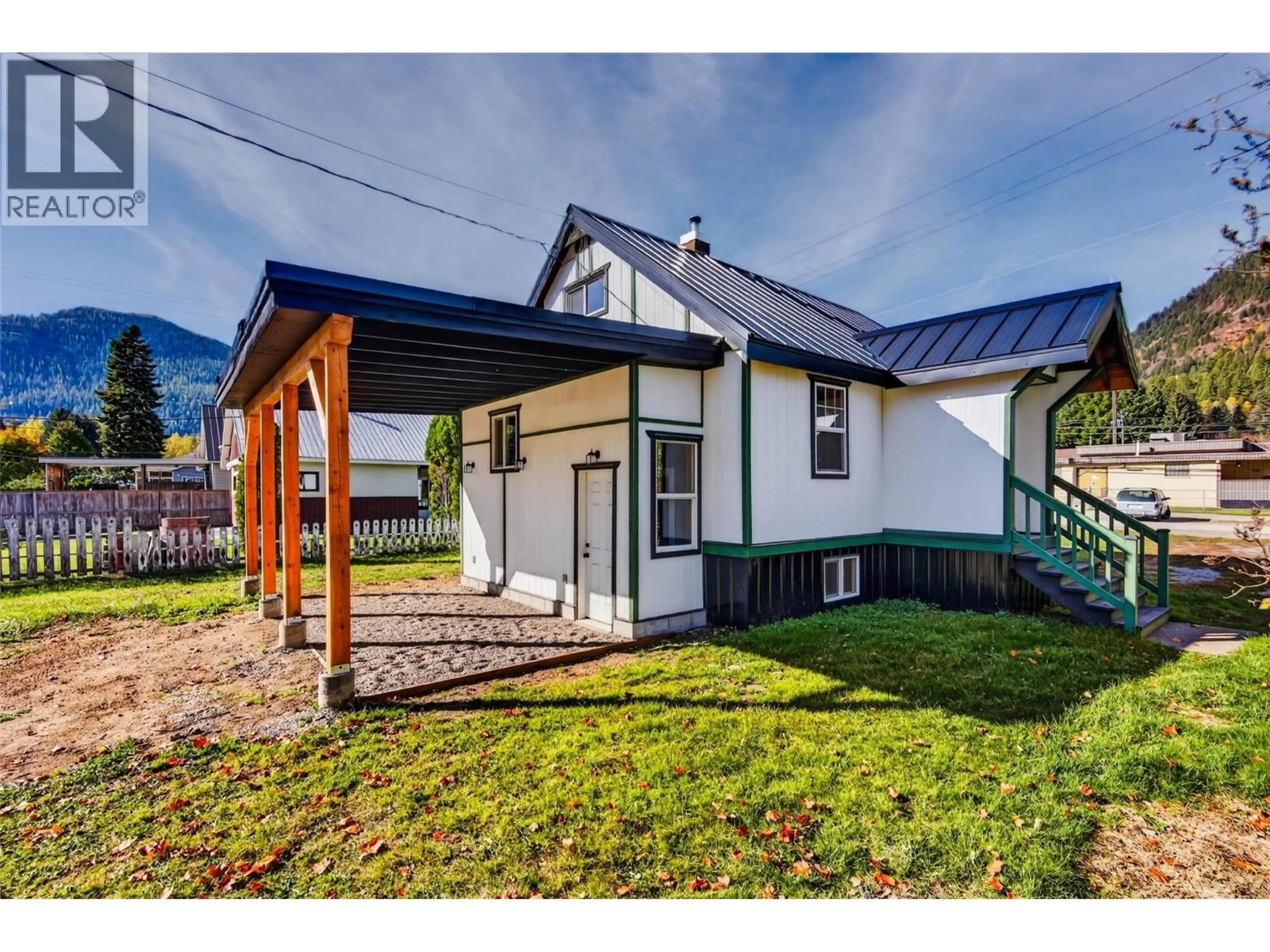 A pic from outside/outdoor area/front of a property/back of a property/a pic from drone, unknown for 515 SAYWARD AVENUE, Salmo British Columbia V0G1Z0