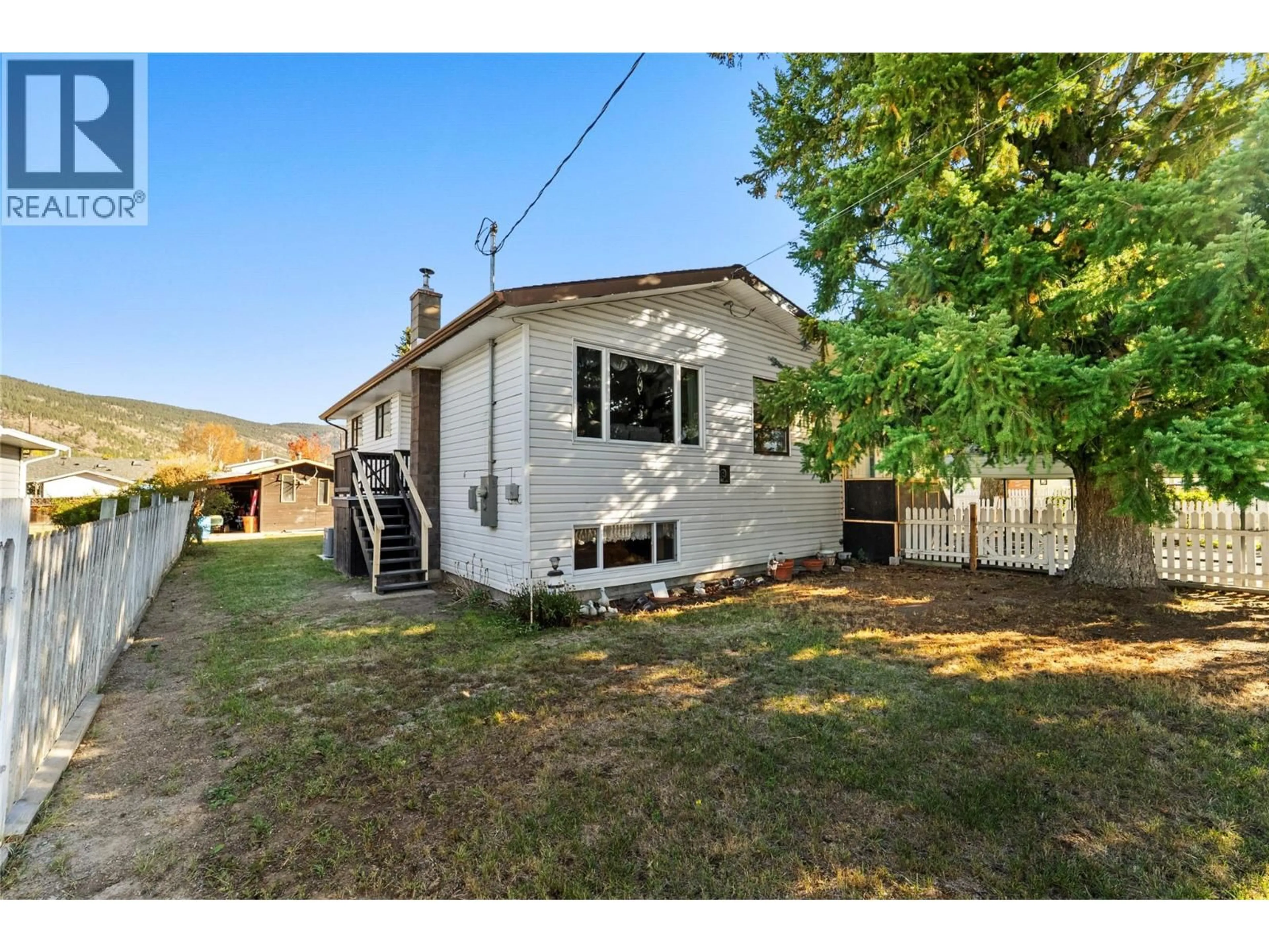 A pic from outside/outdoor area/front of a property/back of a property/a pic from drone, street for 1404 WALNUT AVENUE, Merritt British Columbia V1K1L3