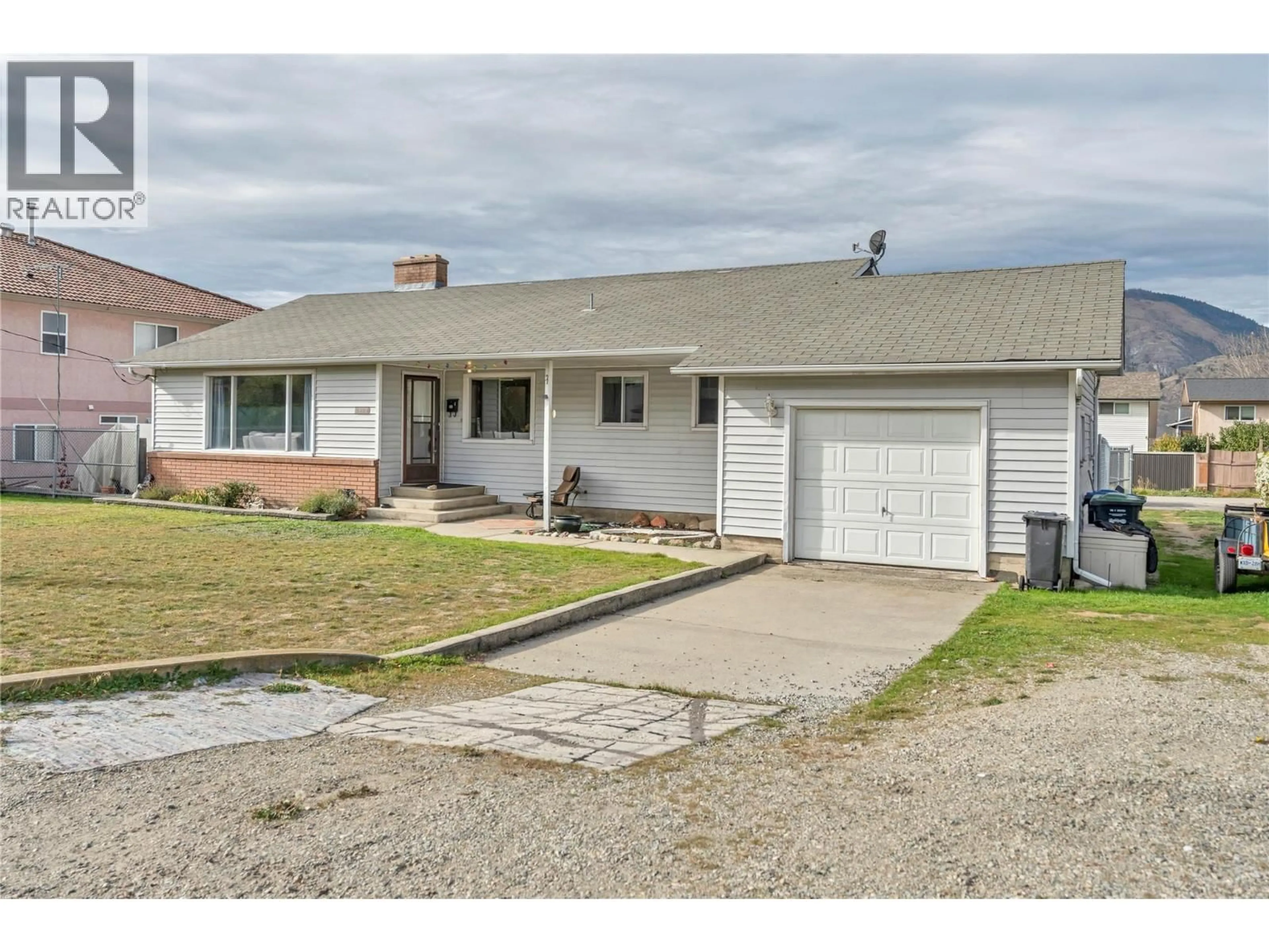 Home with vinyl exterior material, street for 2625 SOUTH MAIN STREET, Penticton British Columbia V2A5J4