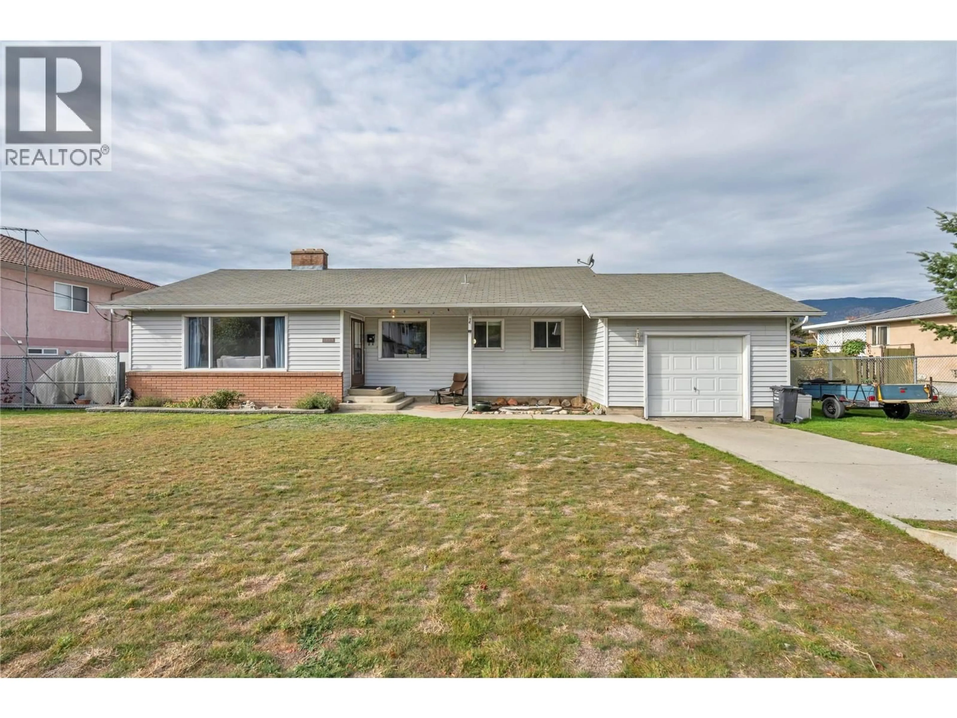 Home with vinyl exterior material, street for 2625 SOUTH MAIN STREET, Penticton British Columbia V2A5J4