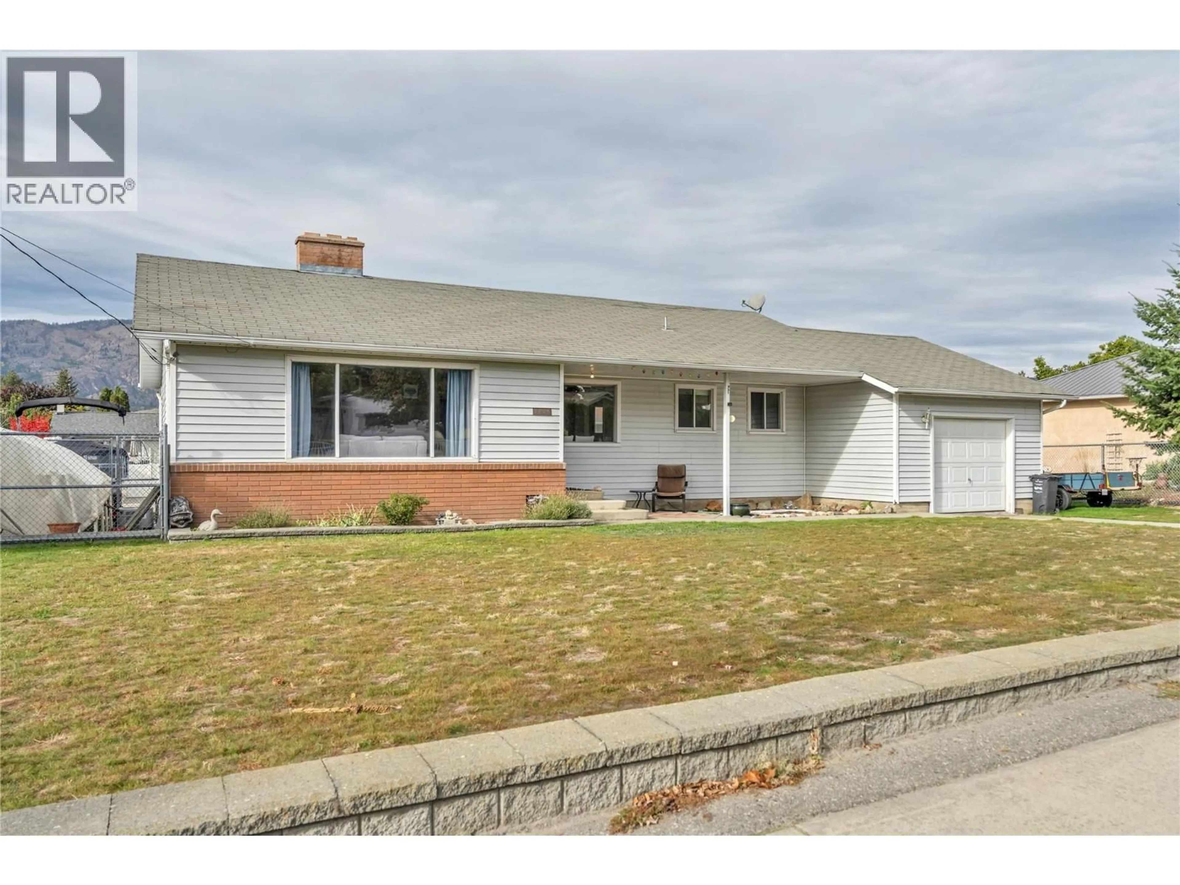 Home with vinyl exterior material, street for 2625 SOUTH MAIN STREET, Penticton British Columbia V2A5J4