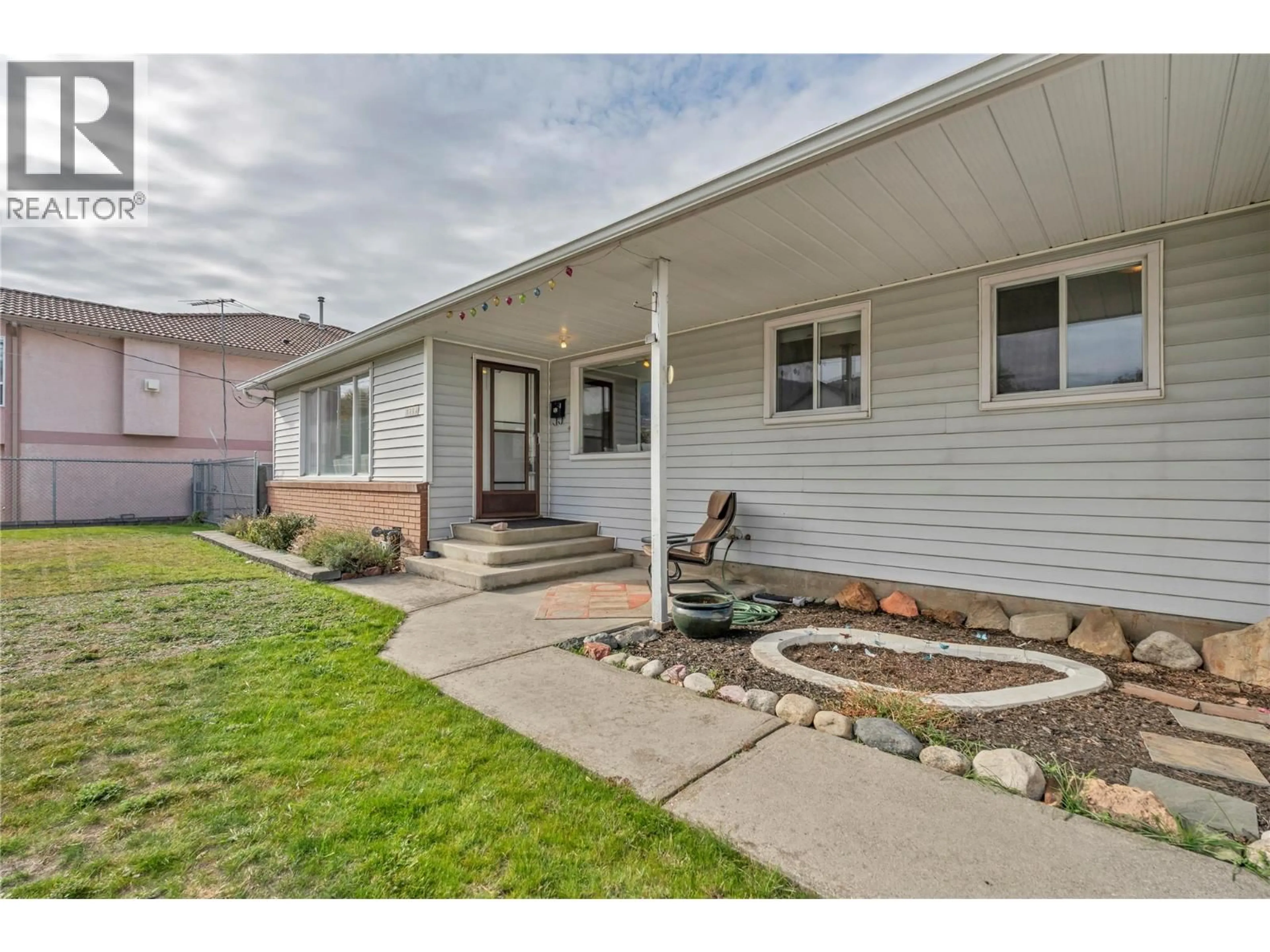 Home with vinyl exterior material, street for 2625 SOUTH MAIN STREET, Penticton British Columbia V2A5J4