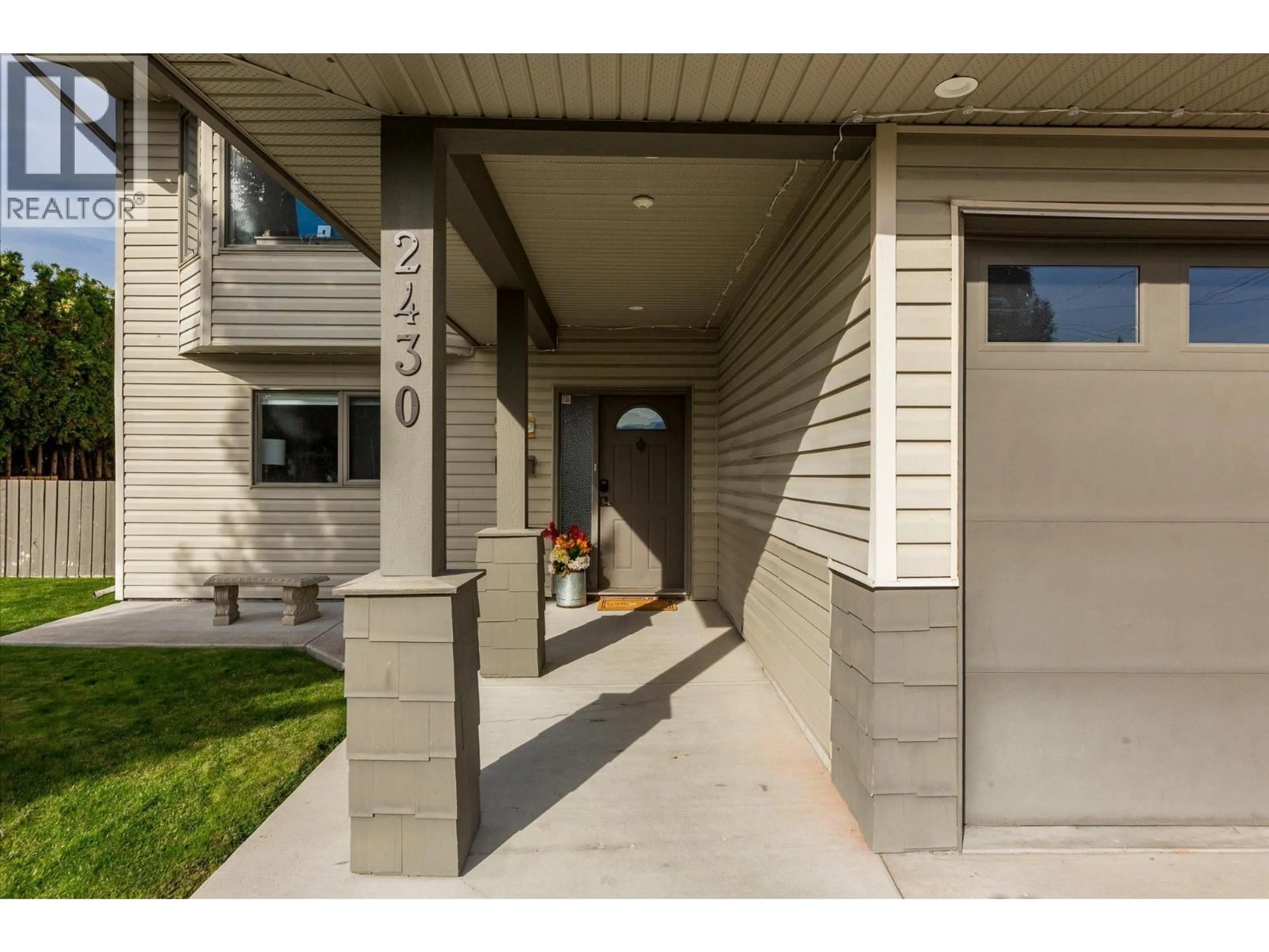 Indoor entryway for 2430 CHIEFTAIN ROAD, West Kelowna British Columbia V4T1N3