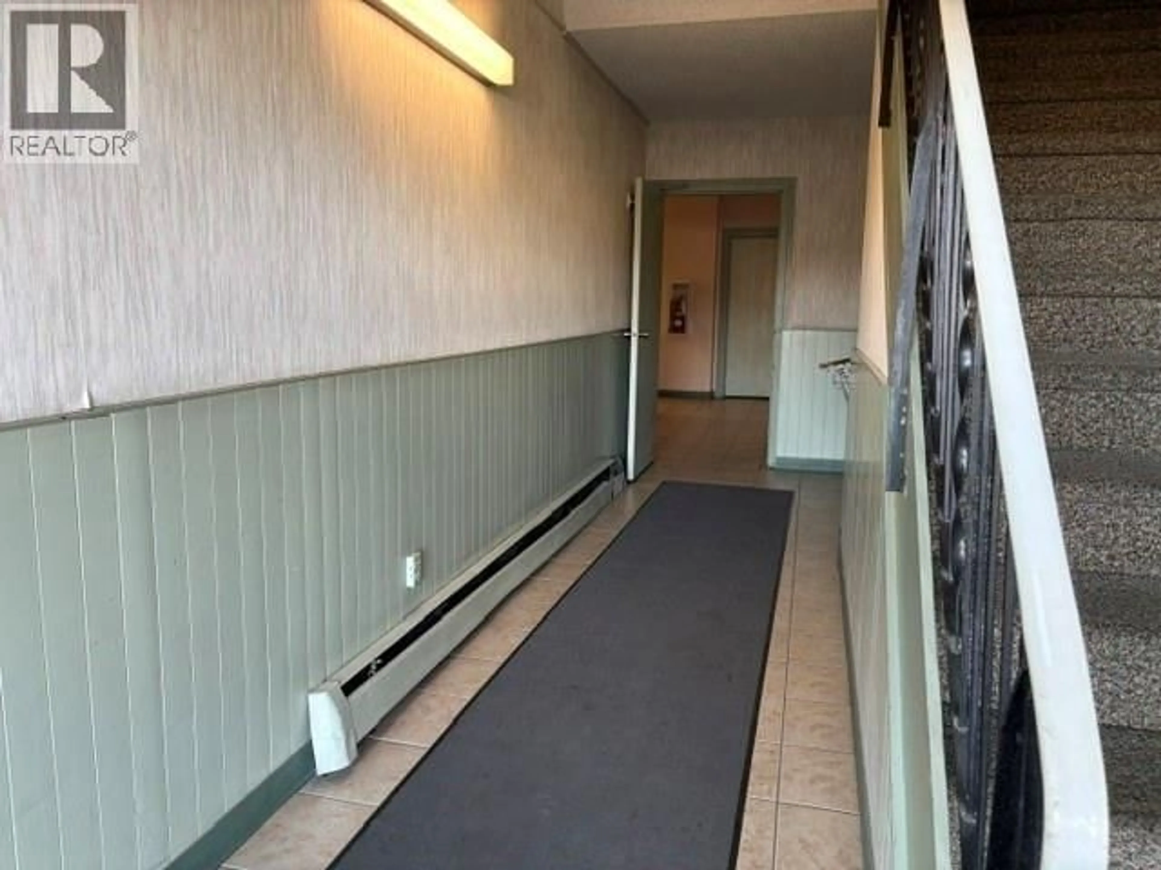 Indoor foyer for 406 - 2011 2ND STREET NORTH, Cranbrook British Columbia V1C3L4