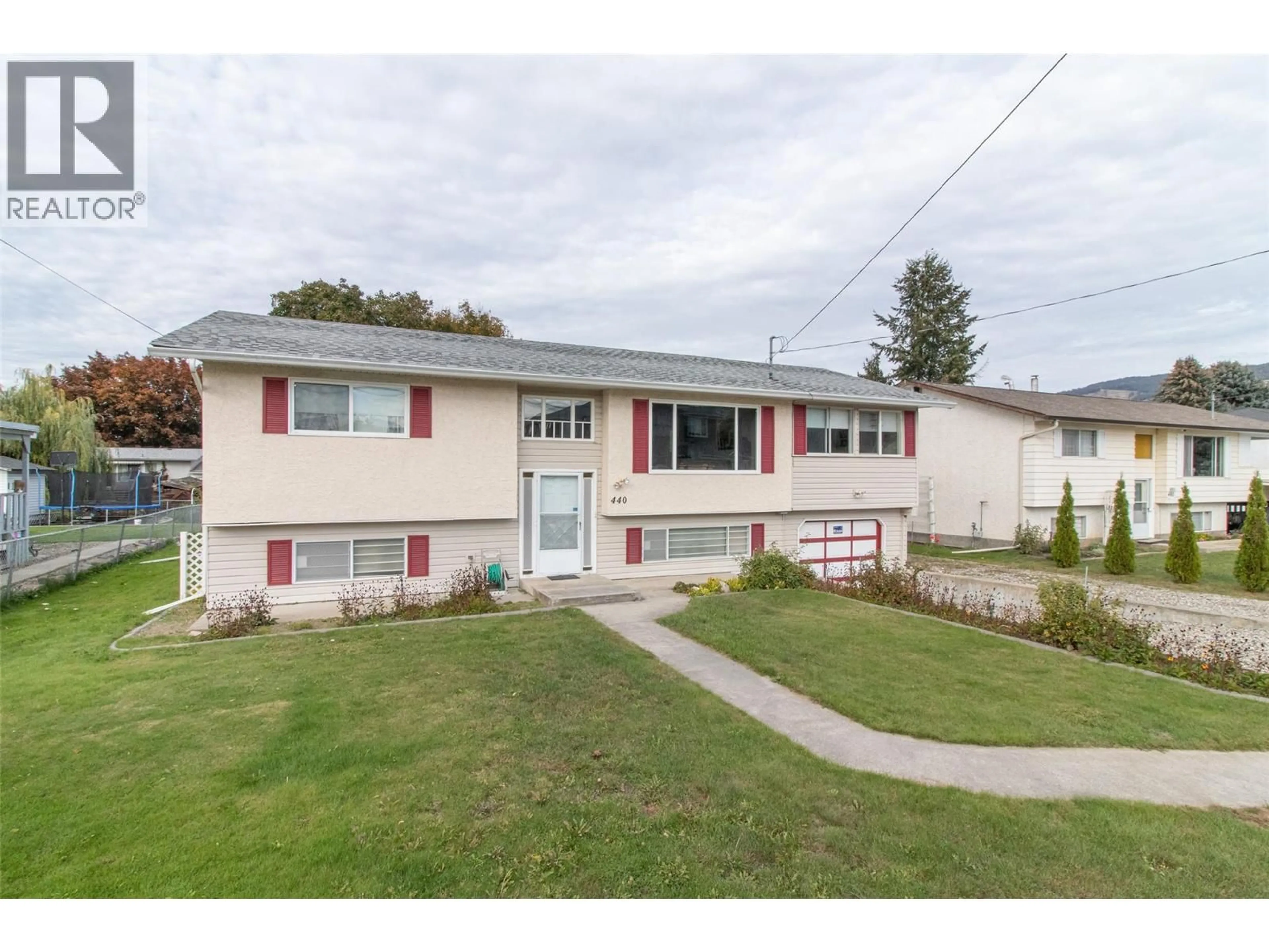 Home with vinyl exterior material, street for 440 HARDIE ROAD, Kelowna British Columbia V1X2H2