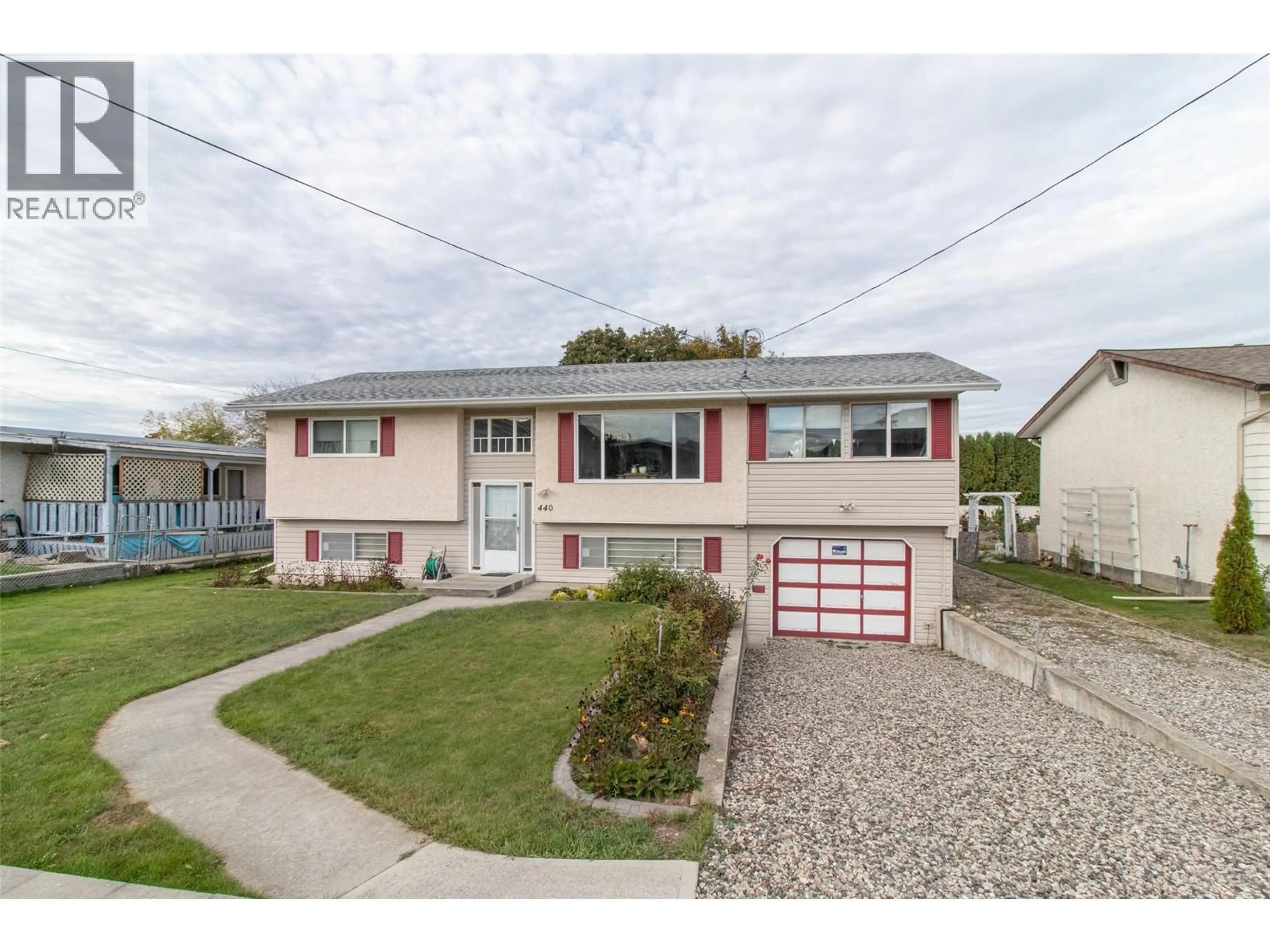 Home with vinyl exterior material, street for 440 HARDIE ROAD, Kelowna British Columbia V1X2H2