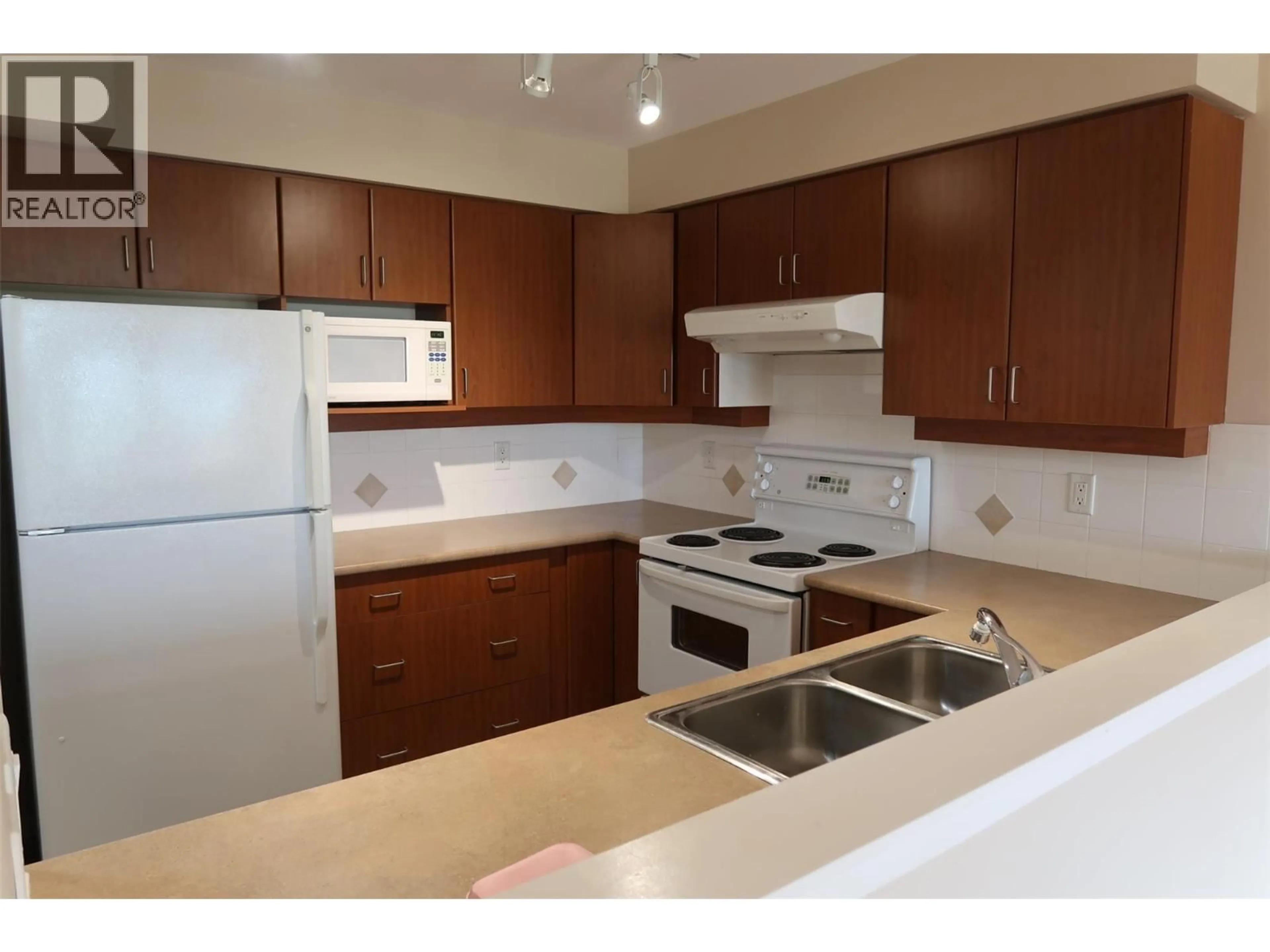 Standard kitchen, unknown for 404 - 7600 COTTONWOOD DRIVE, Osoyoos British Columbia V0H1V0