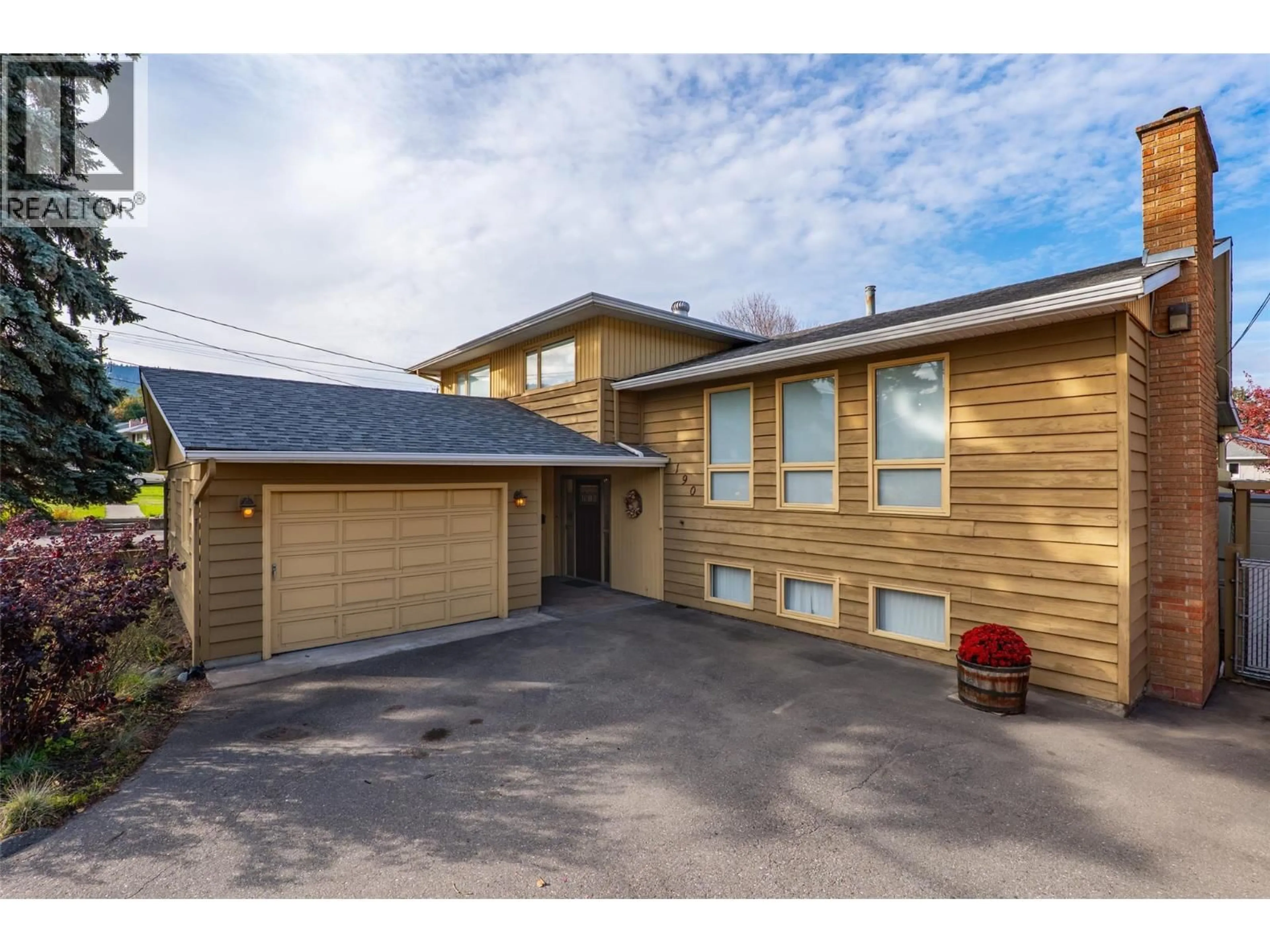 A pic from outside/outdoor area/front of a property/back of a property/a pic from drone, street for 190 VICARS ROAD, Kamloops British Columbia V2C4N3