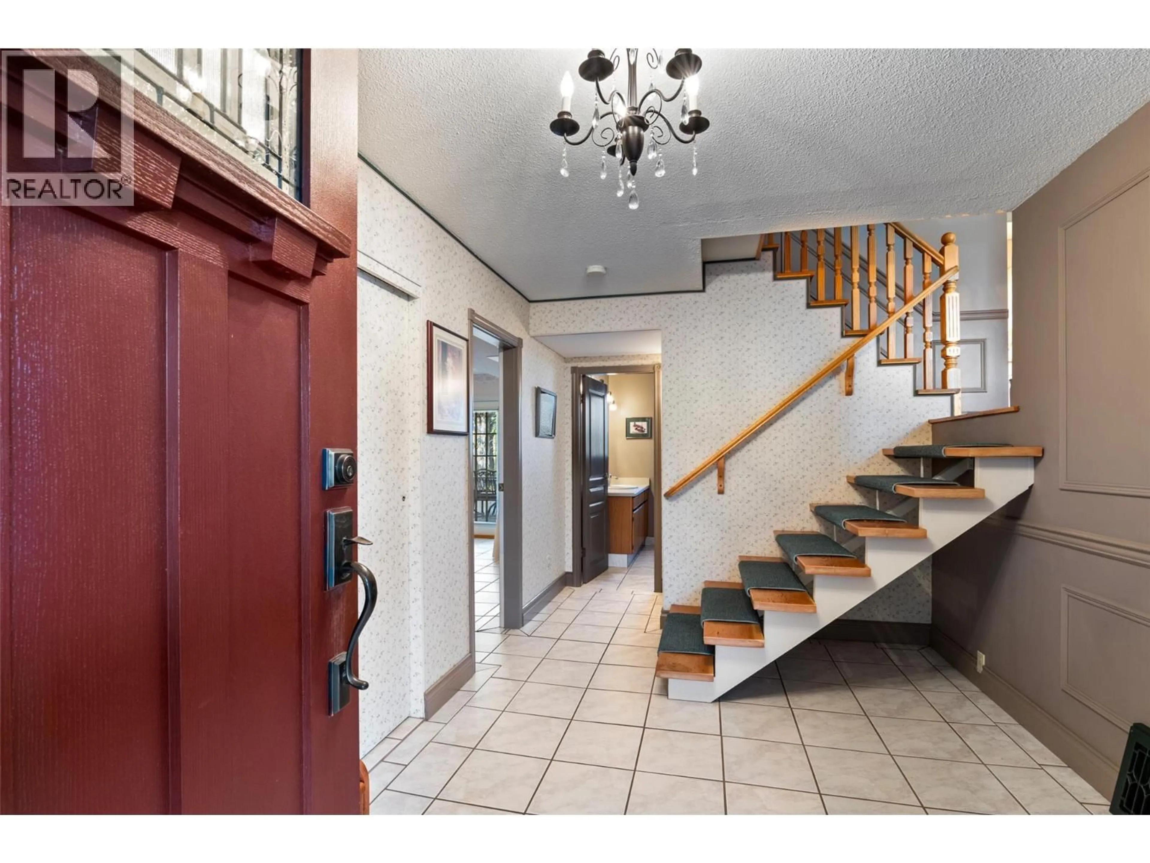 Indoor foyer for 190 VICARS ROAD, Kamloops British Columbia V2C4N3