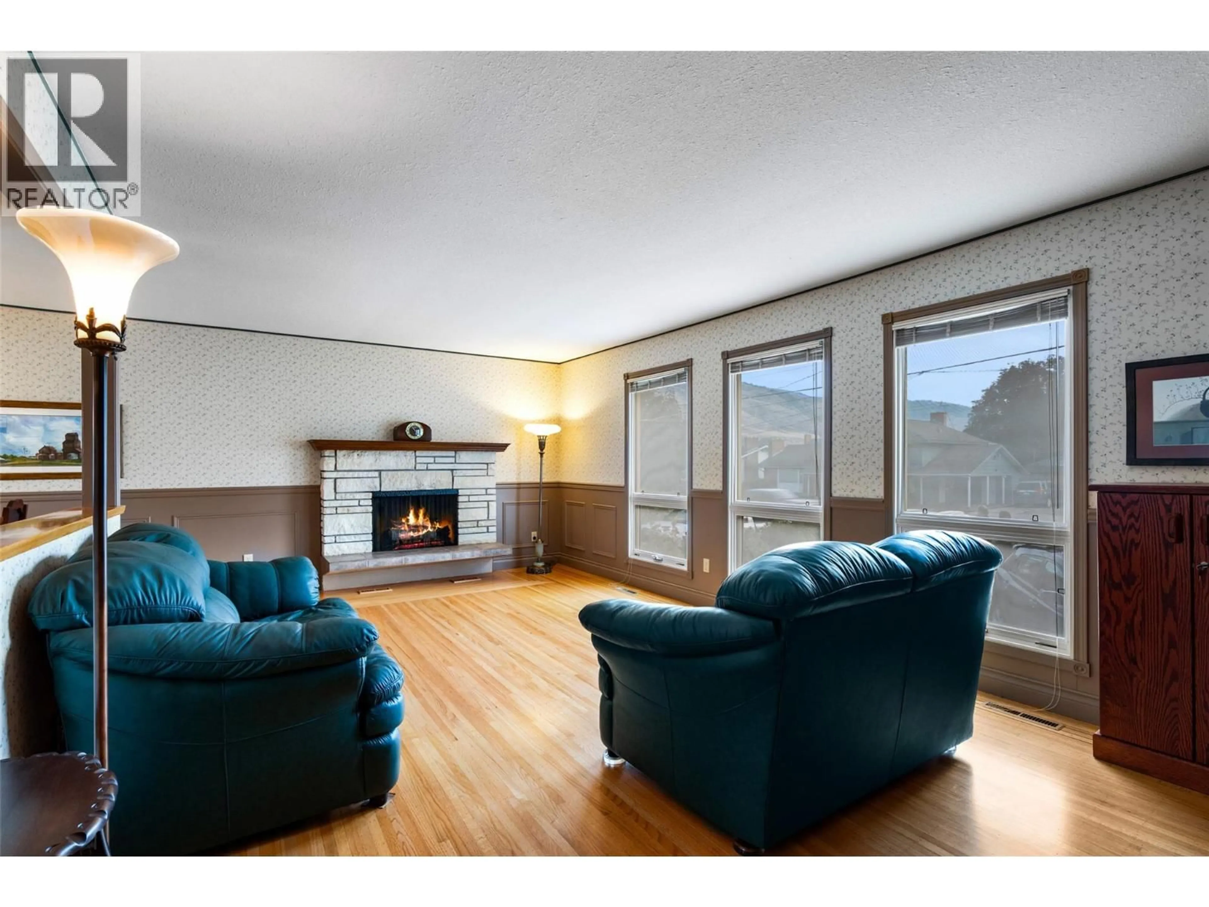 Living room with furniture, wood/laminate floor for 190 VICARS ROAD, Kamloops British Columbia V2C4N3