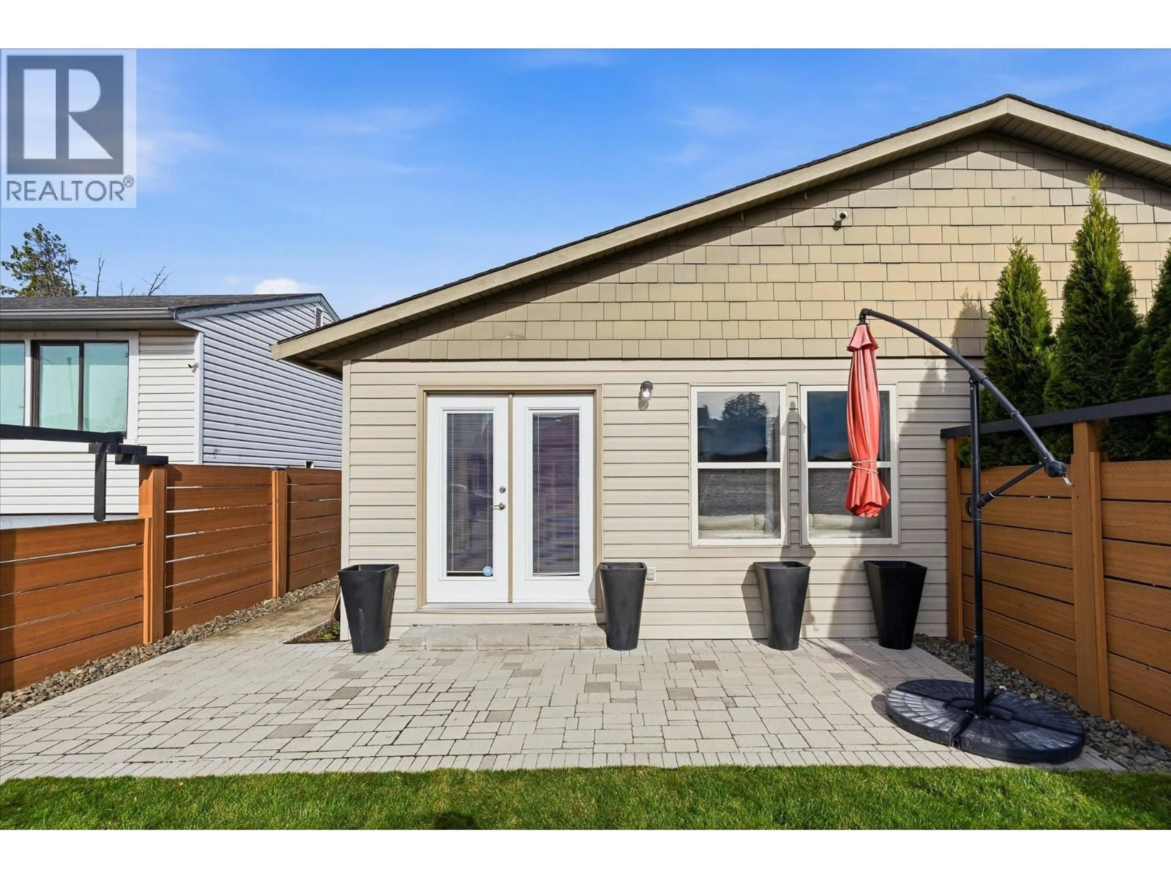 Home with vinyl exterior material, street for 1088 CORONATION AVENUE, Kelowna British Columbia V1Y7A7
