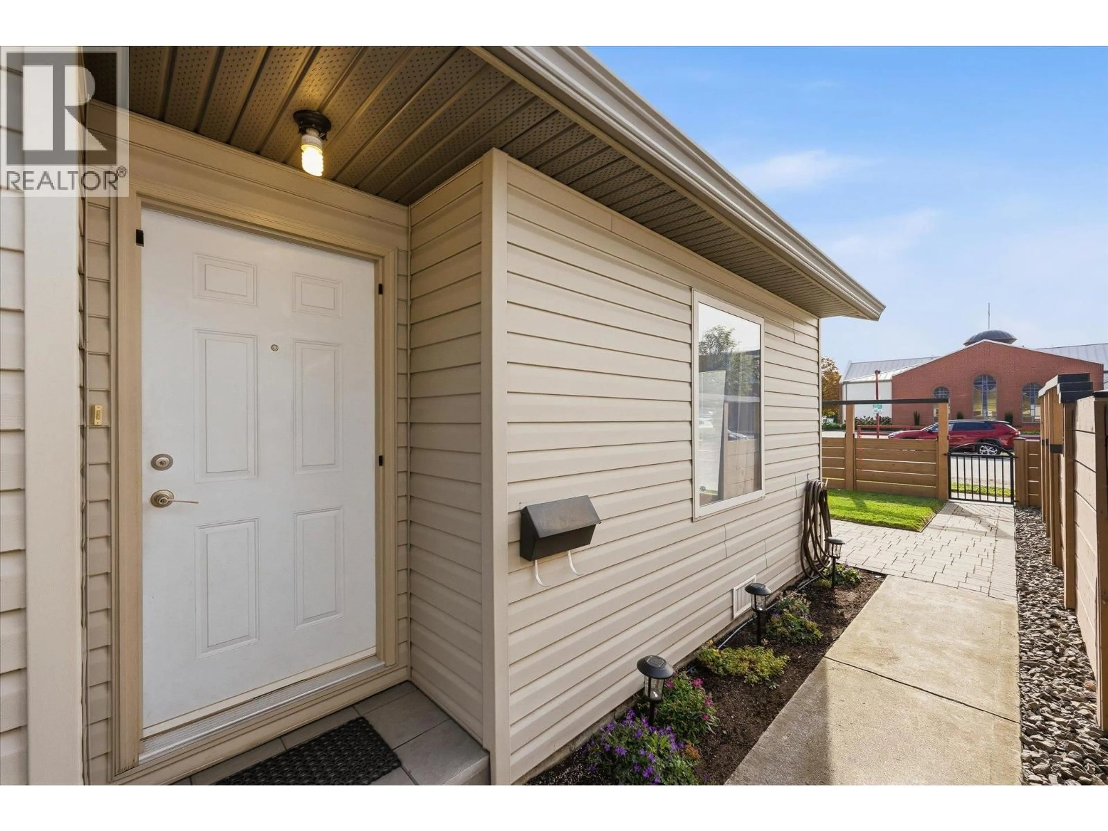 Home with vinyl exterior material, street for 1088 CORONATION AVENUE, Kelowna British Columbia V1Y7A7